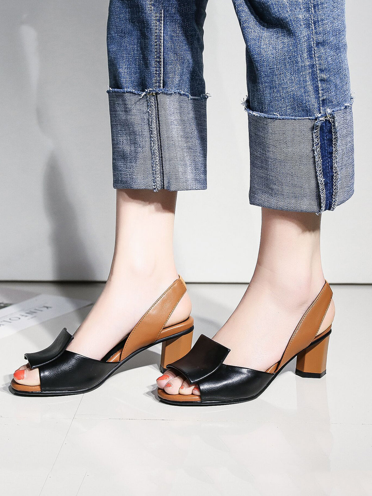 Sandália De Salto Bloco Com Design Bicolor Moderno