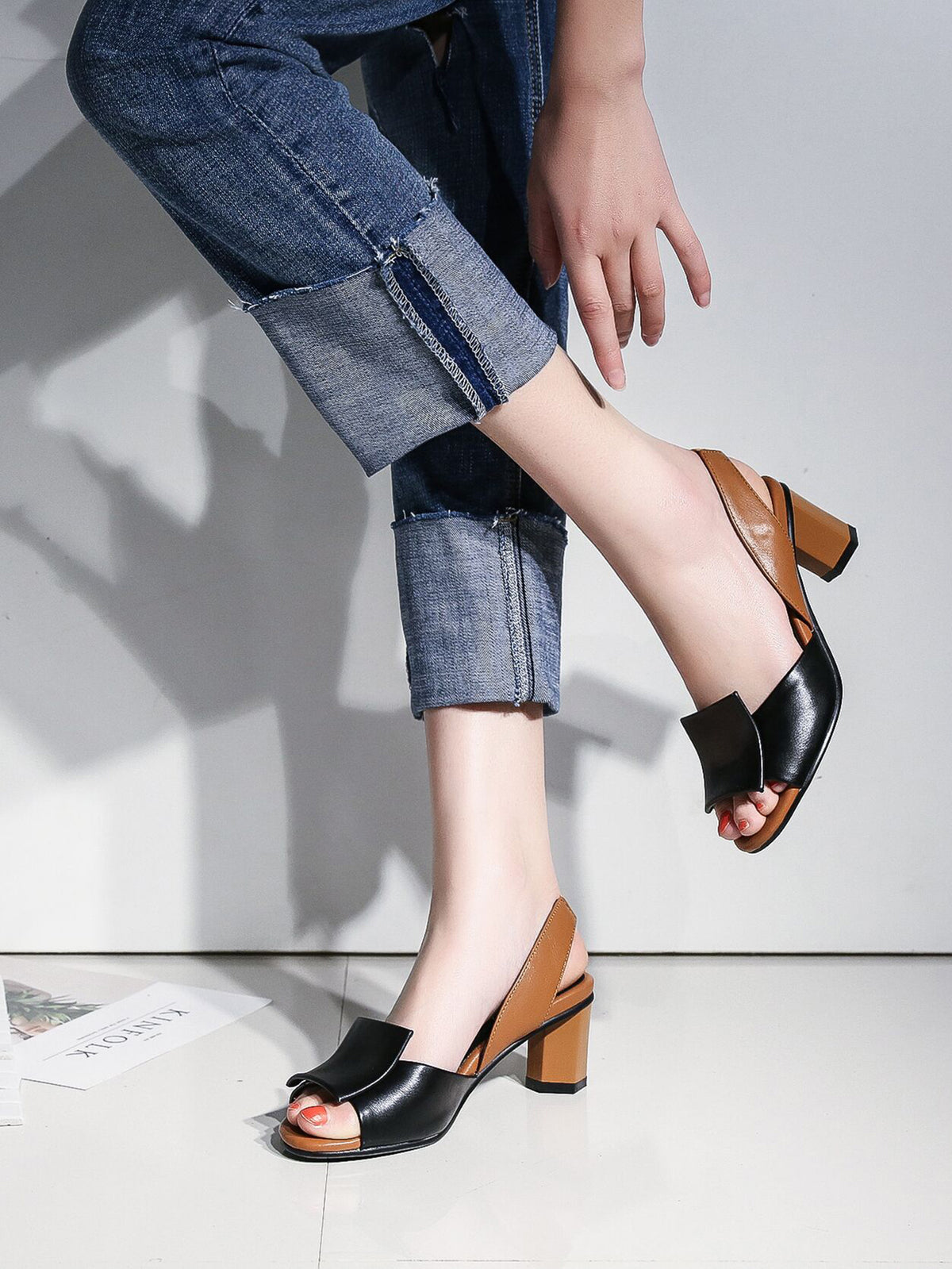 Sandália De Salto Bloco Com Design Bicolor Moderno