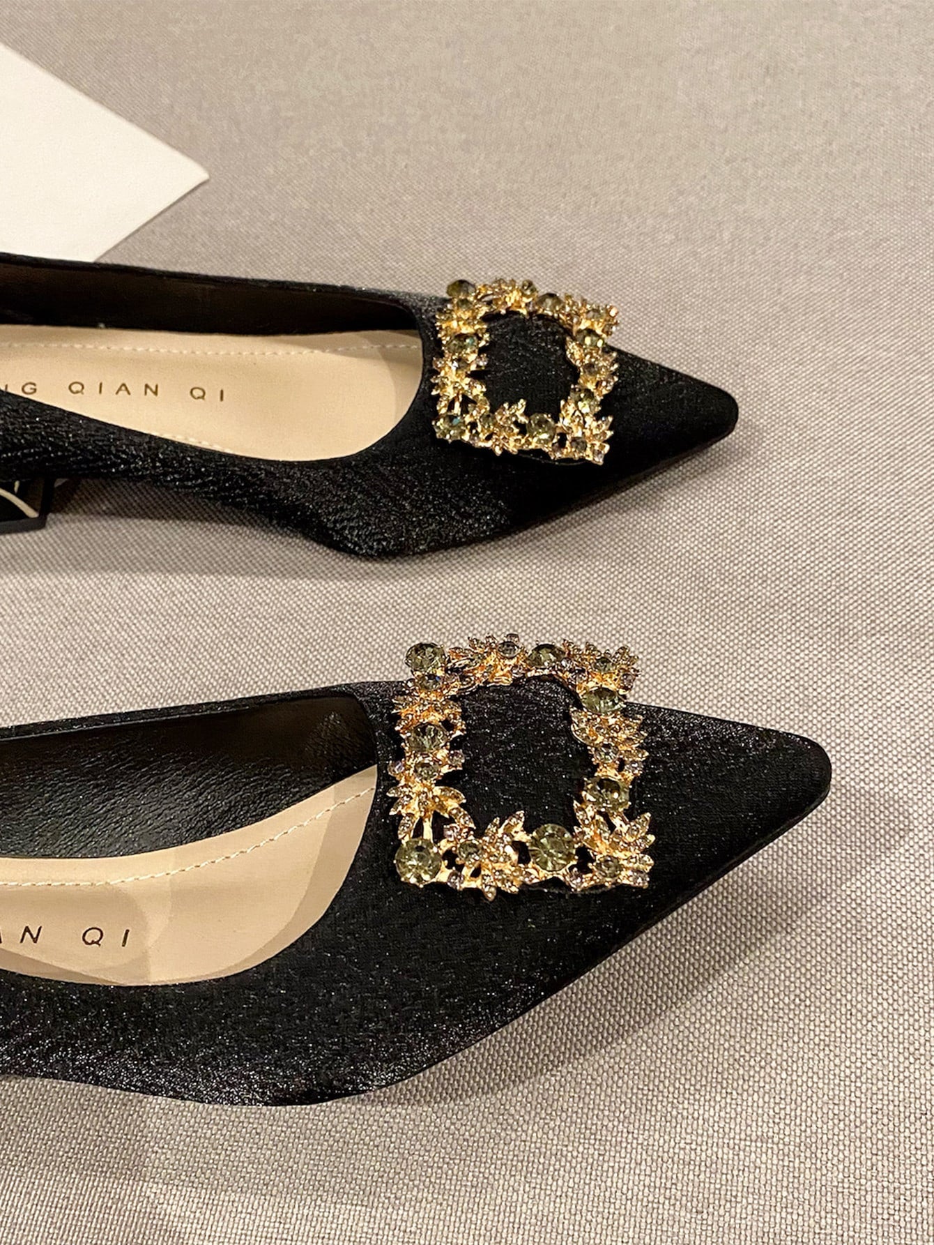 Sapato Bico Fino Texturizado Com Fivela De Pedrarias