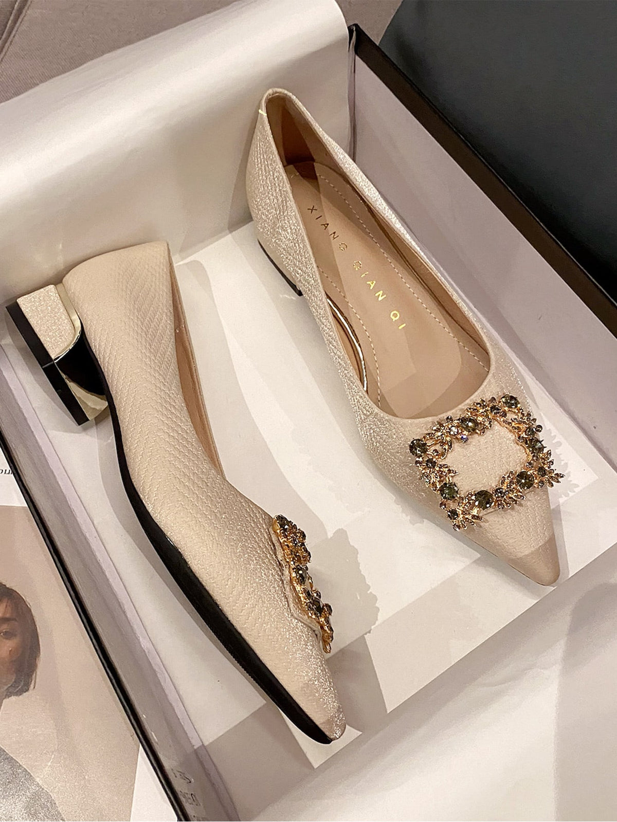 Sapato Bico Fino Texturizado Com Fivela De Pedrarias