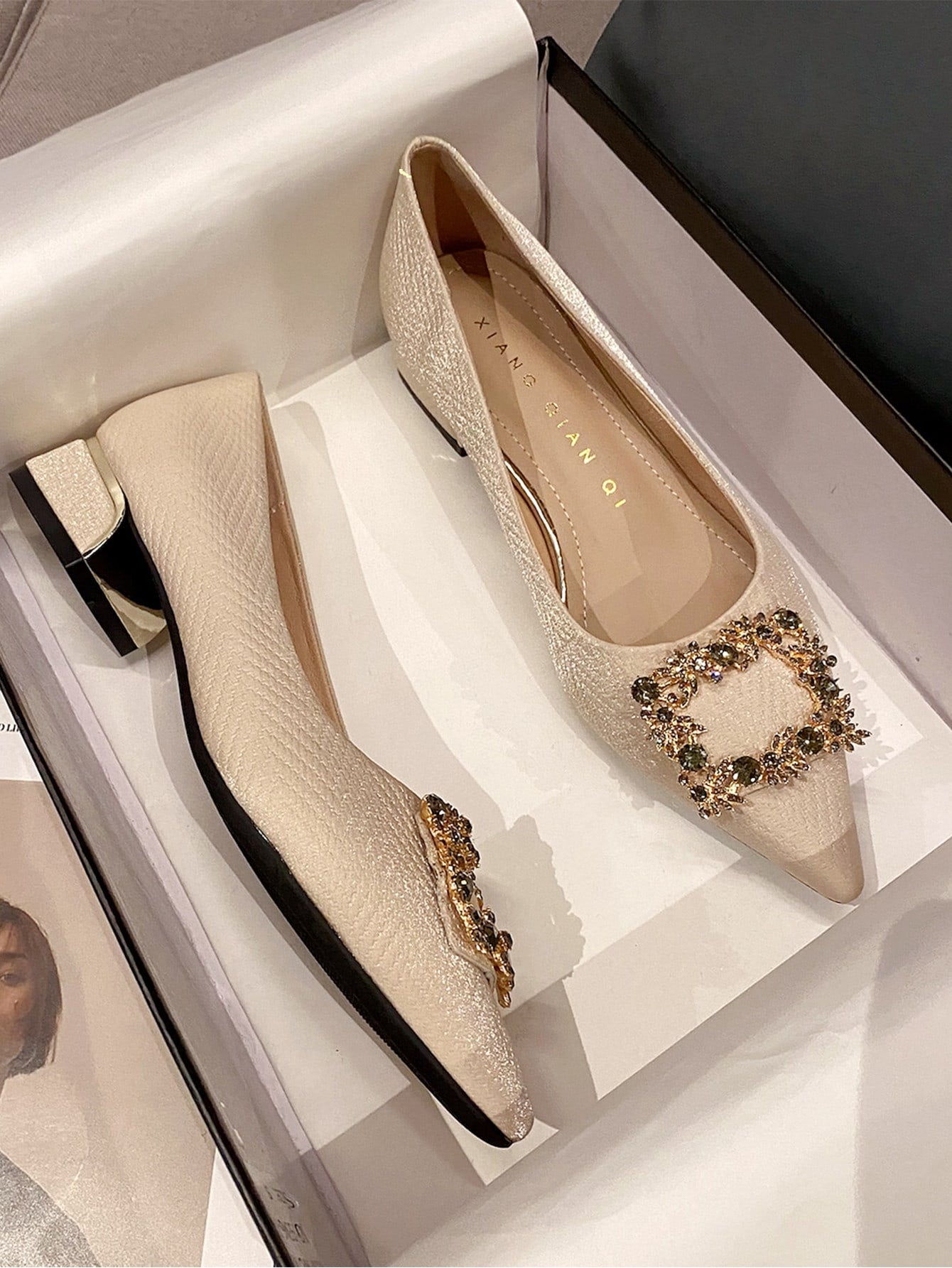 Sapato Bico Fino Texturizado Com Fivela De Pedrarias