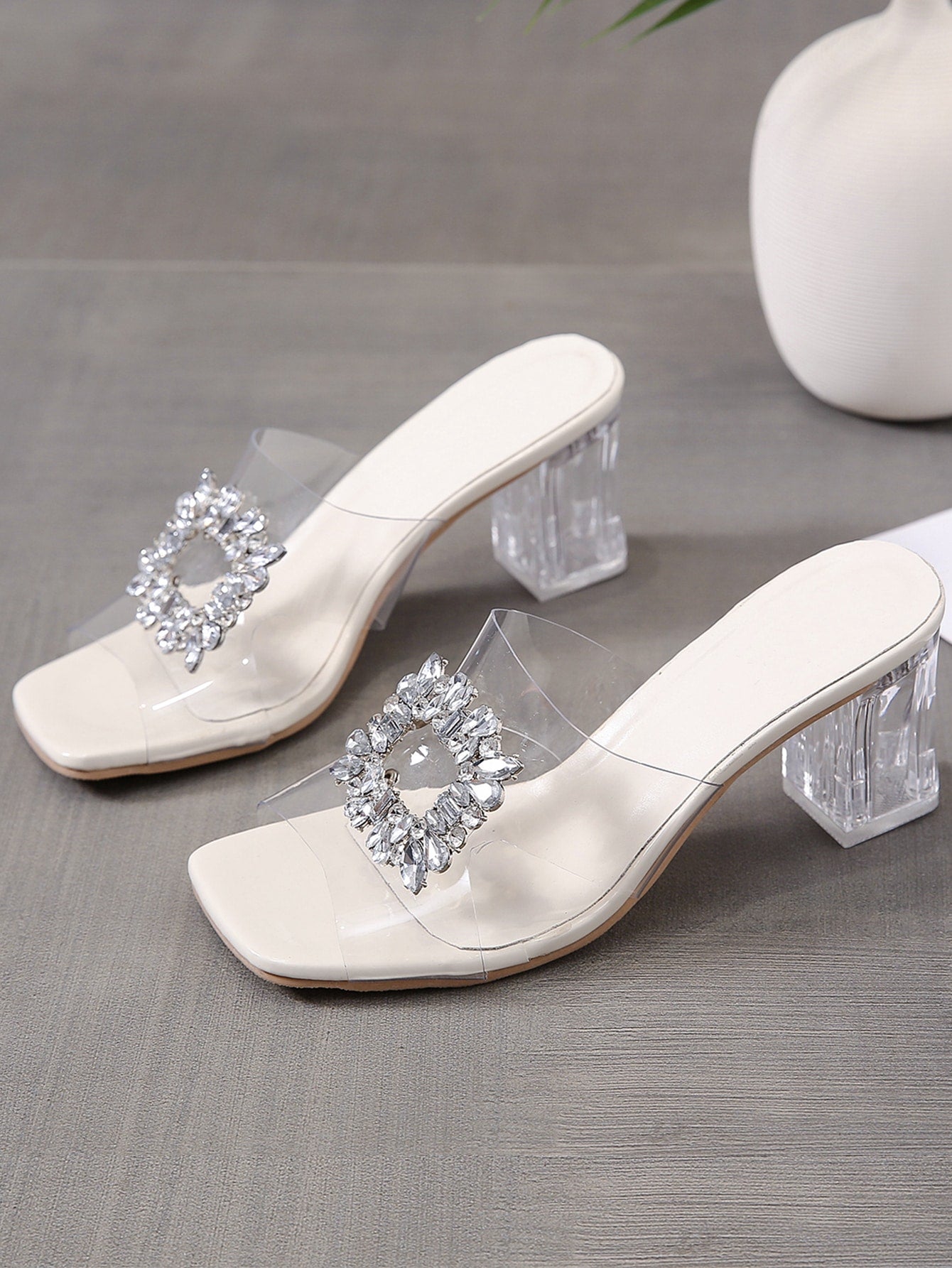 Sandália De Salto Transparente Com Fivela De Strass