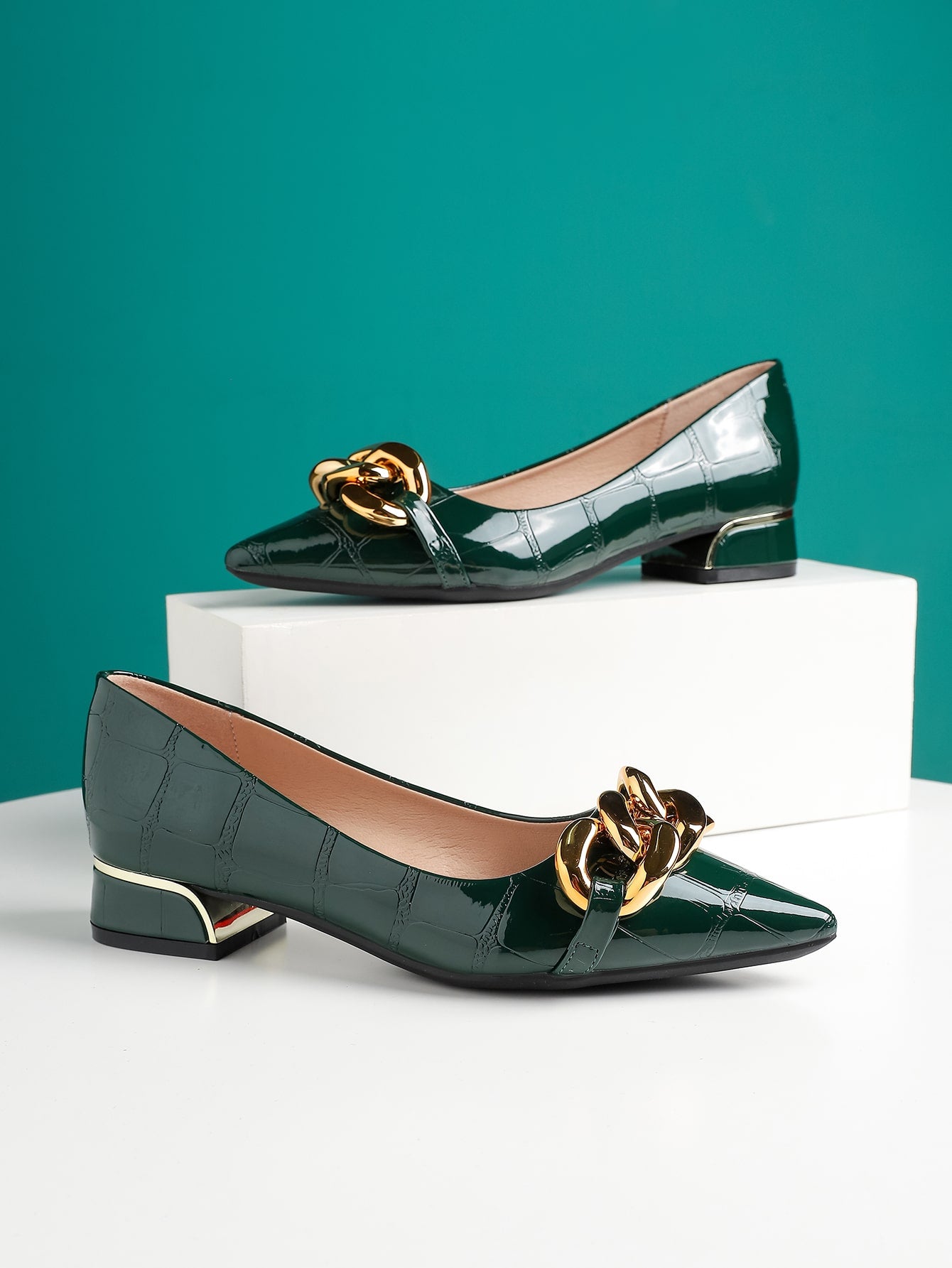 Sapato Verniz Texturizado Croco Com Corrente Metálica