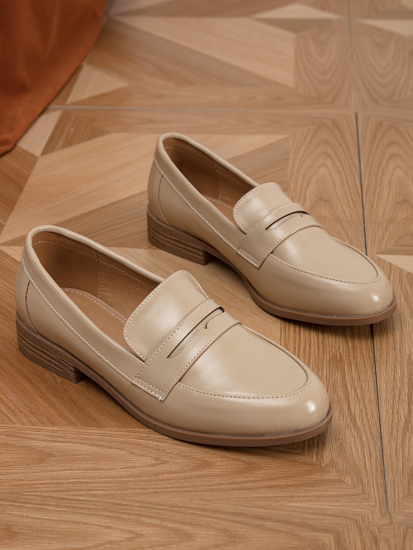 Sapato Mocassim Verniz Liso Com Salto Baixo Elegante