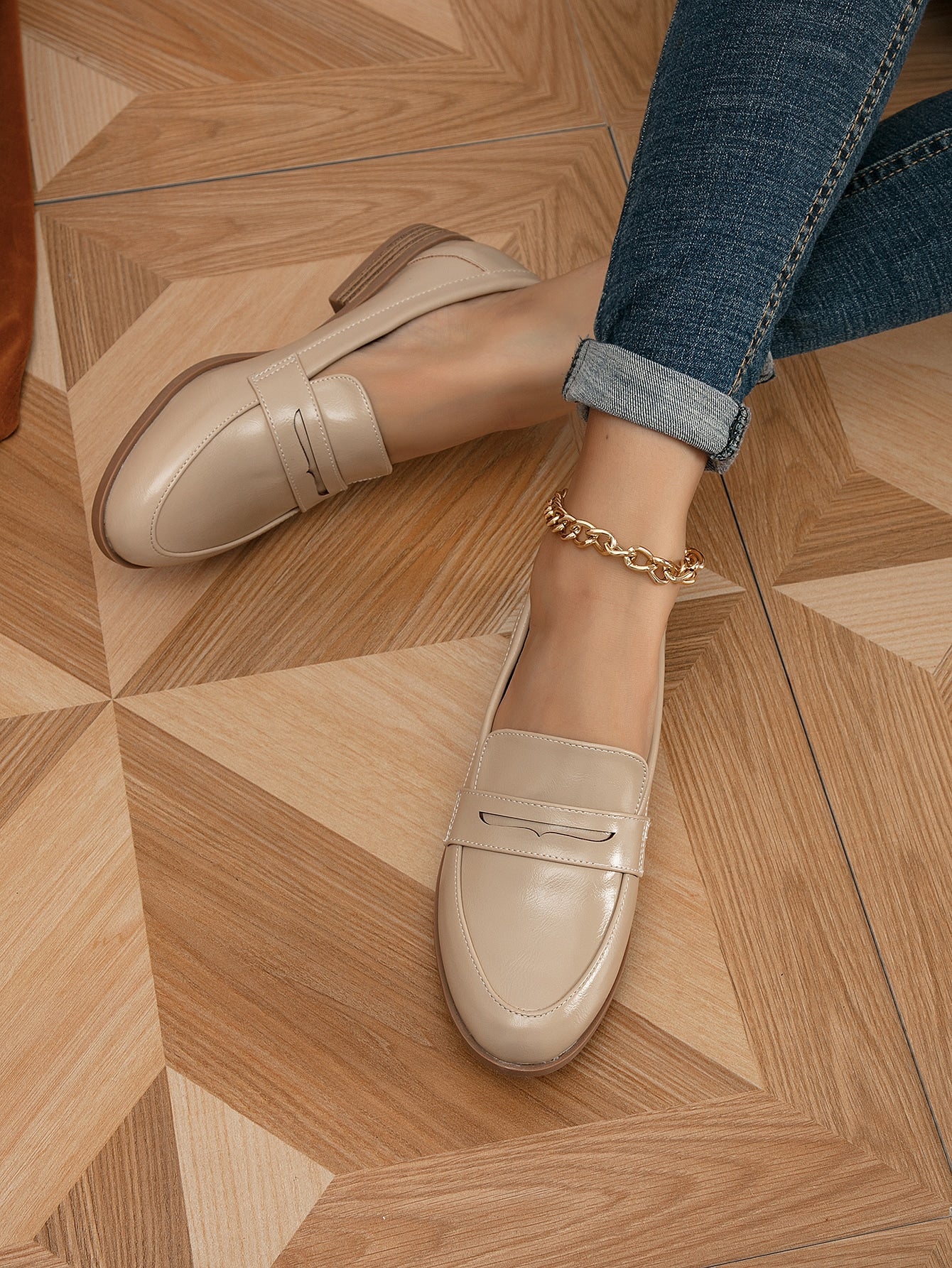 Sapato Mocassim Verniz Liso Com Salto Baixo Elegante