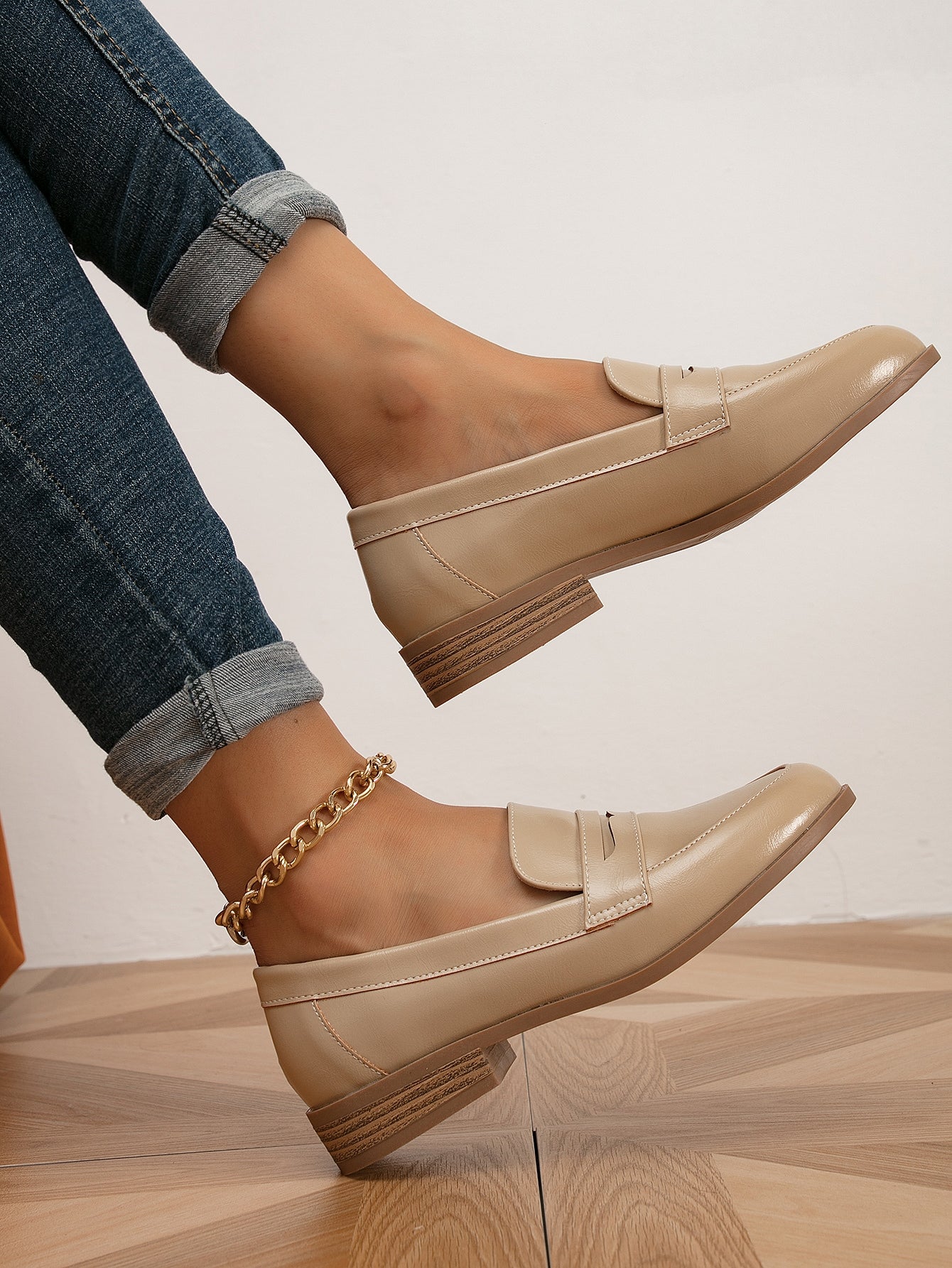 Sapato Mocassim Verniz Liso Com Salto Baixo Elegante