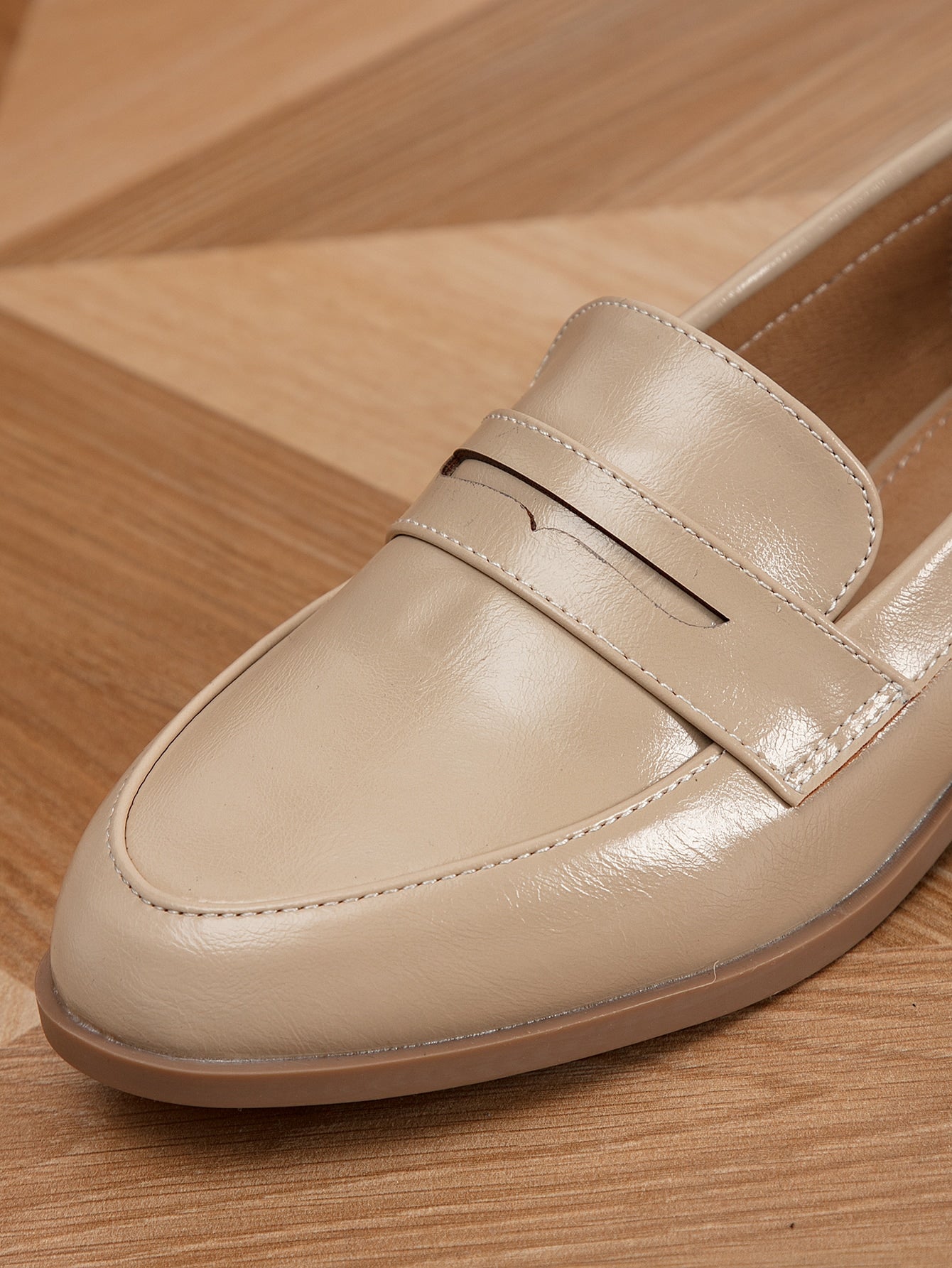 Sapato Mocassim Verniz Liso Com Salto Baixo Elegante