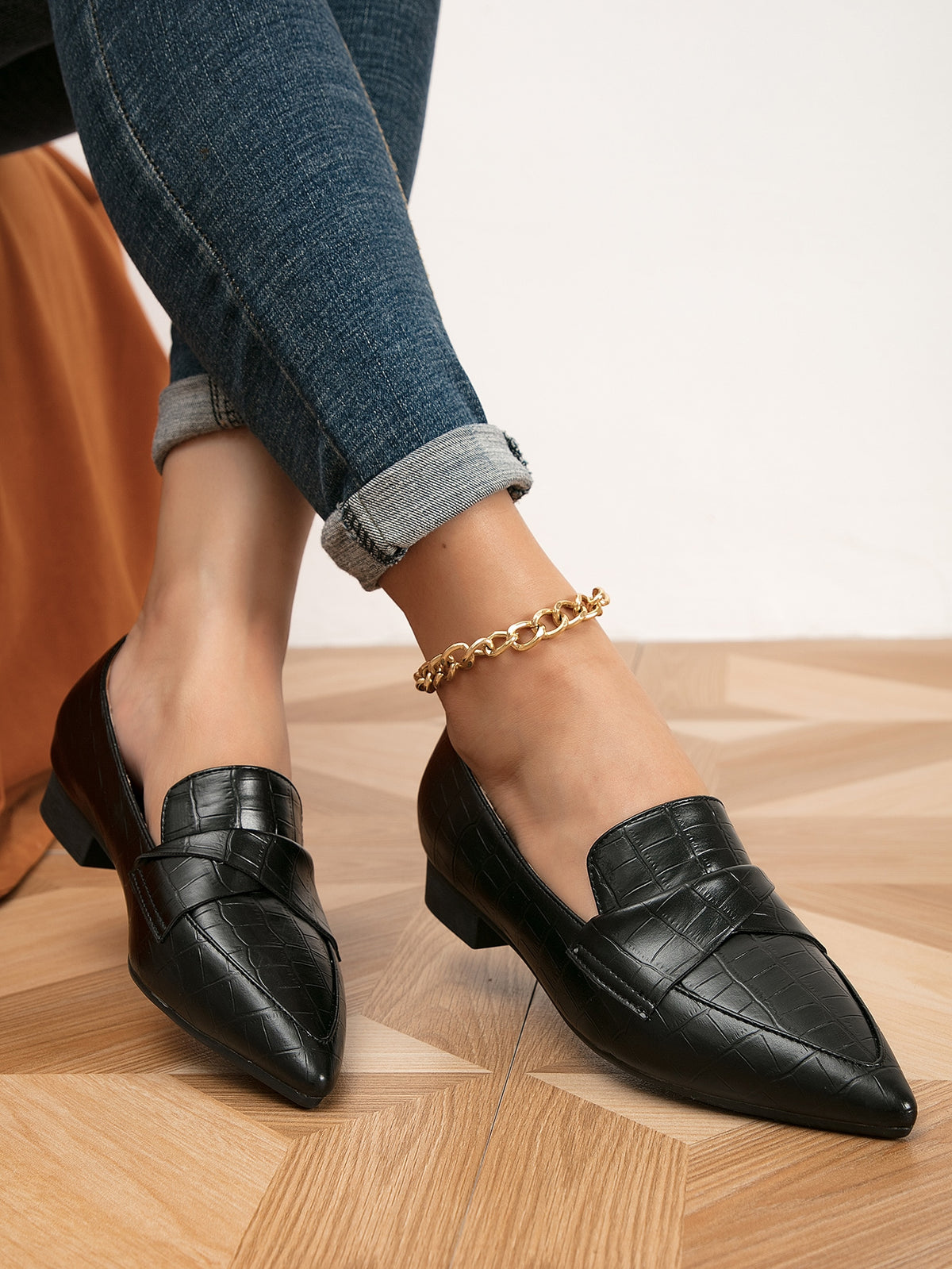 Sapato Mocassim Bico Fino Texturizado Estilo Croco