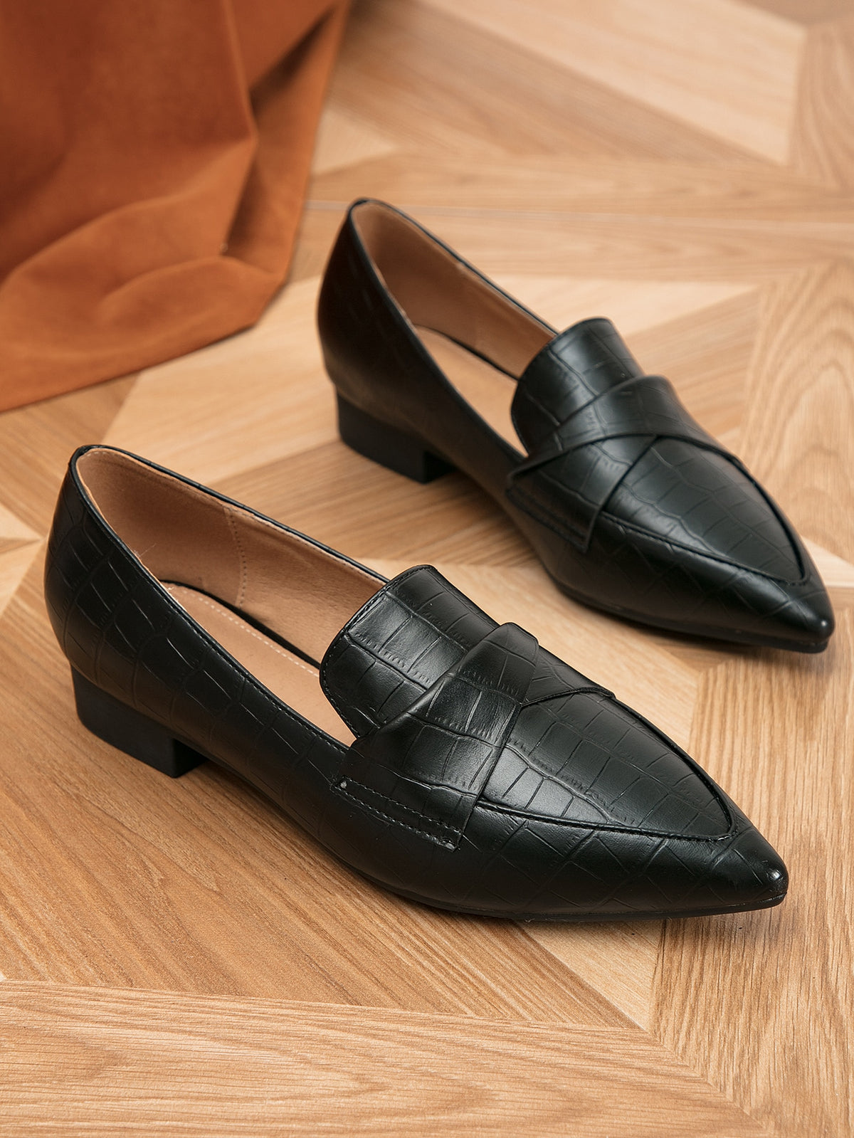 Sapato Mocassim Bico Fino Texturizado Estilo Croco