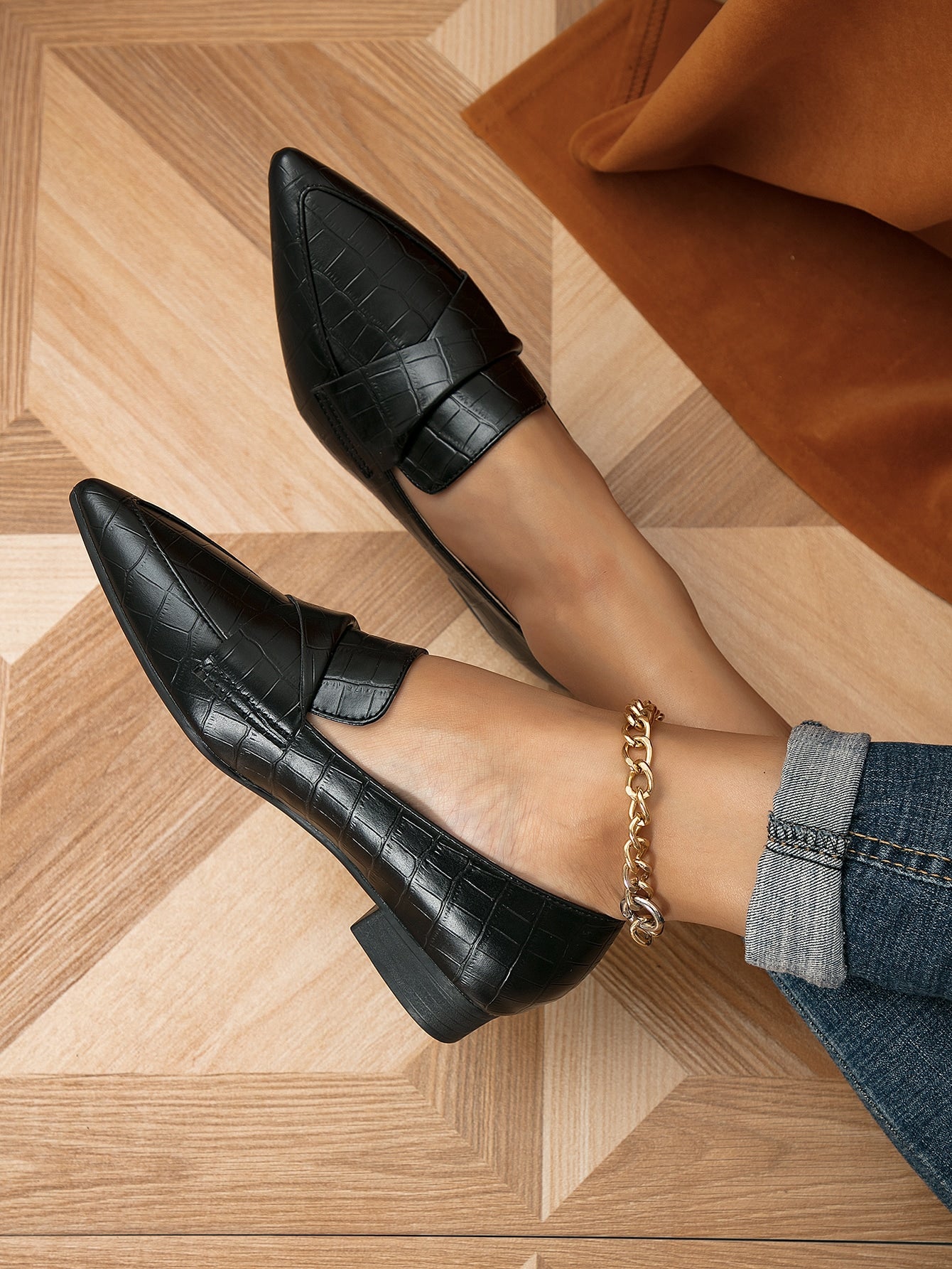 Sapato Mocassim Bico Fino Texturizado Estilo Croco