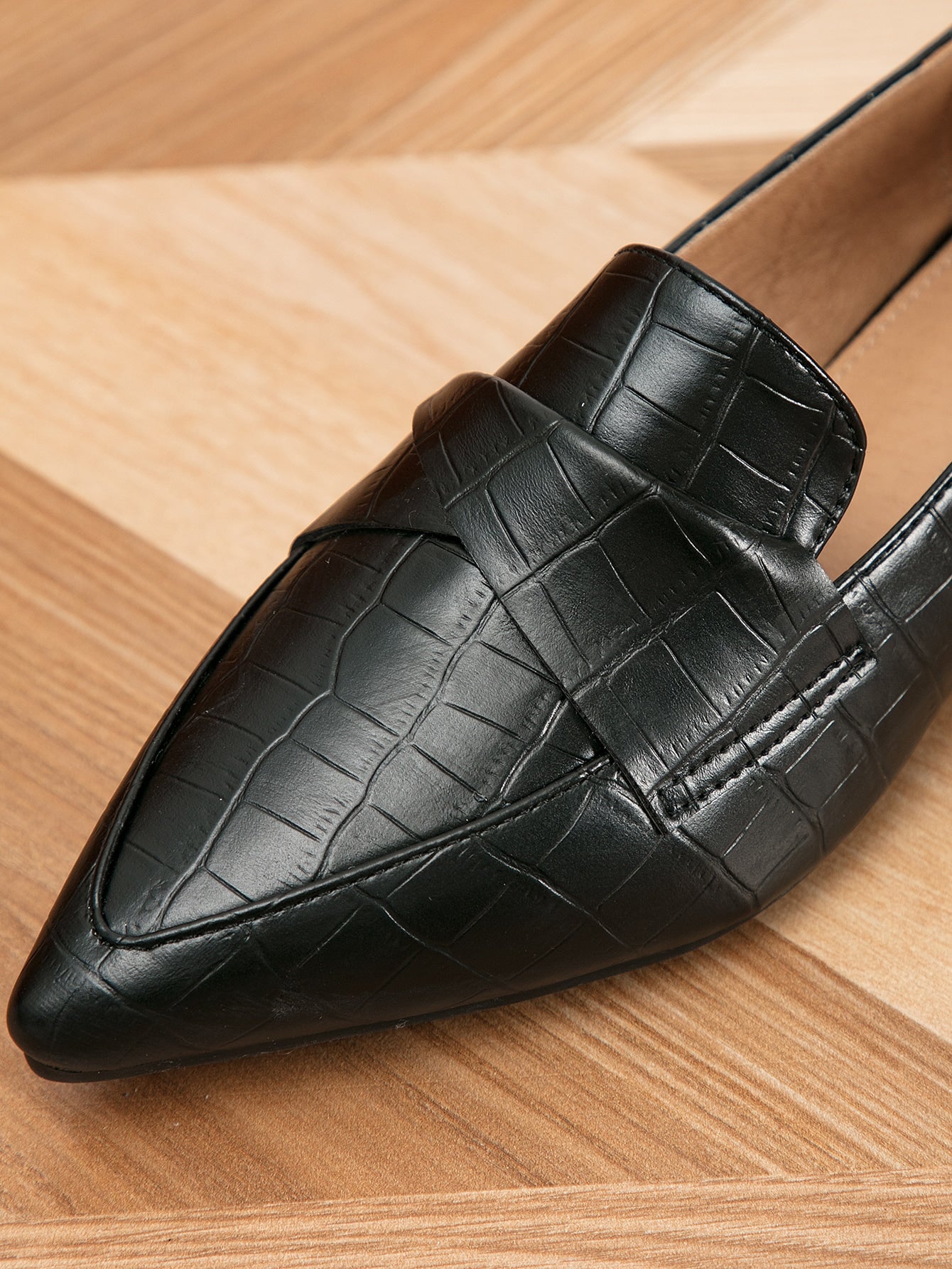 Sapato Mocassim Bico Fino Texturizado Estilo Croco