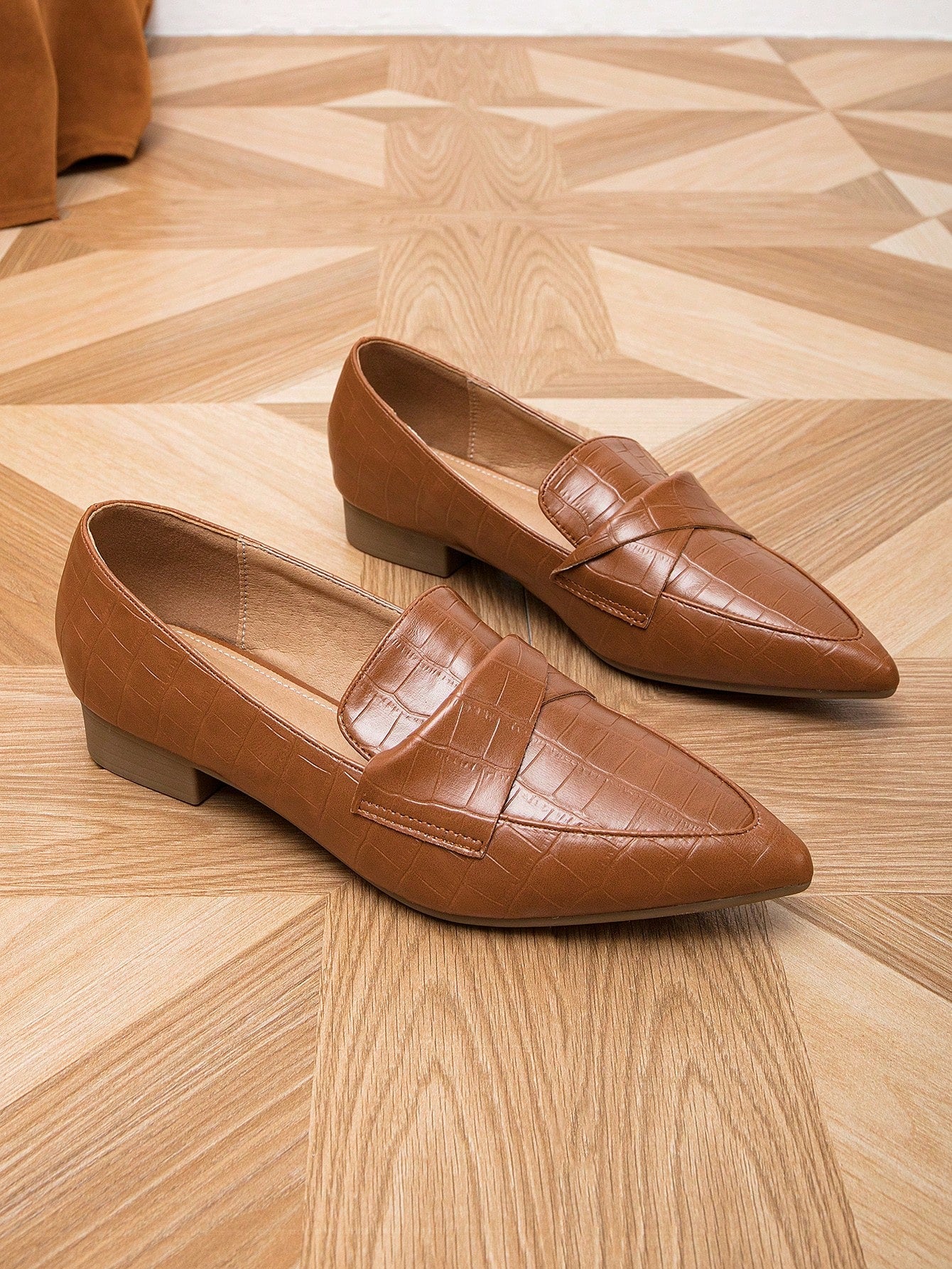 Sapato Mocassim Bico Fino Texturizado Estilo Croco