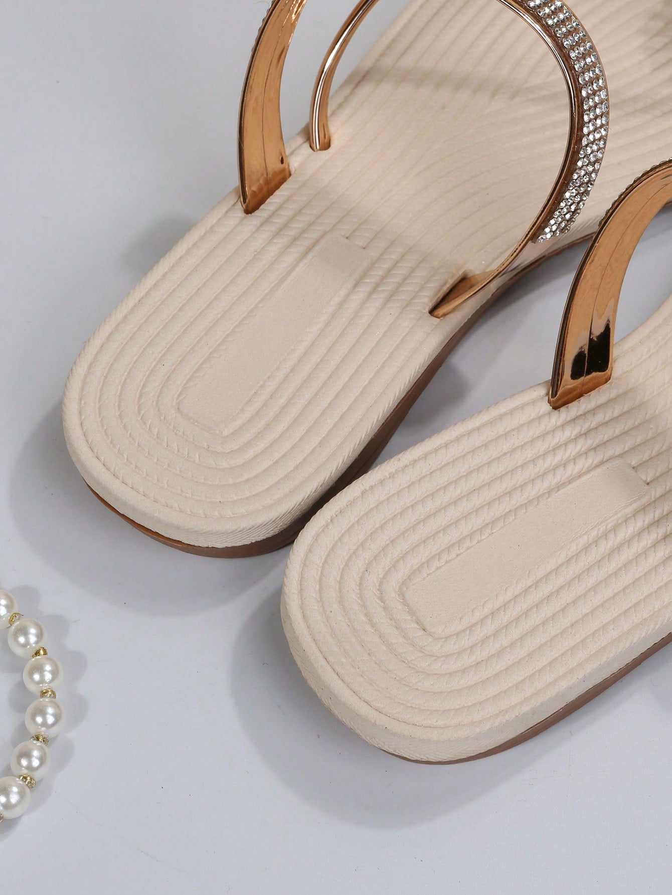 Sandália Rasteira Com Tramas Trançadas E Detalhes Elegantes