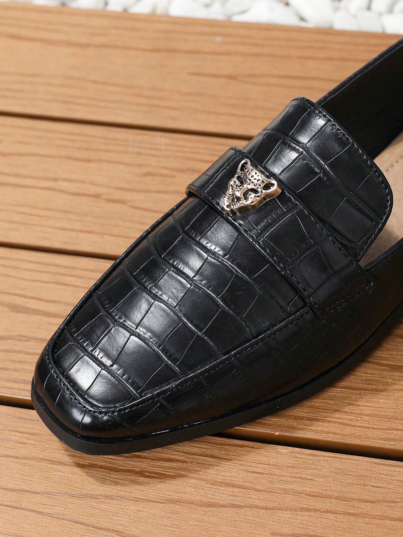 Sapato Mocassim Estampado Com Aplique Metálico Sofisticado