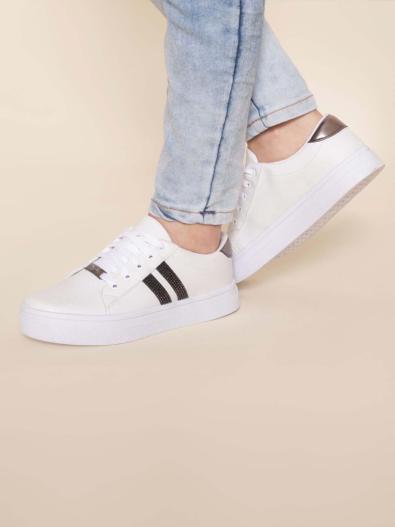 Tênis Casual Sola Alta Com Detalhe Lateral