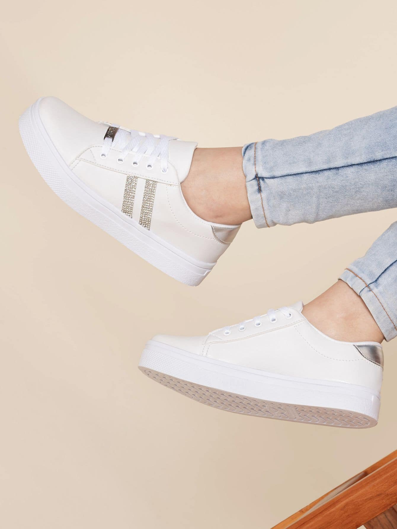 Tênis Casual Sola Alta Com Detalhe Lateral