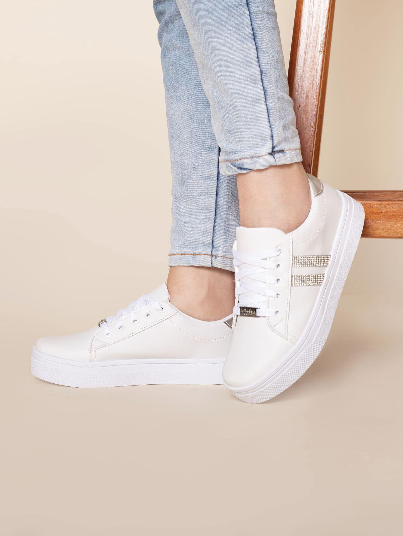 Tênis Casual Sola Alta Com Detalhe Lateral