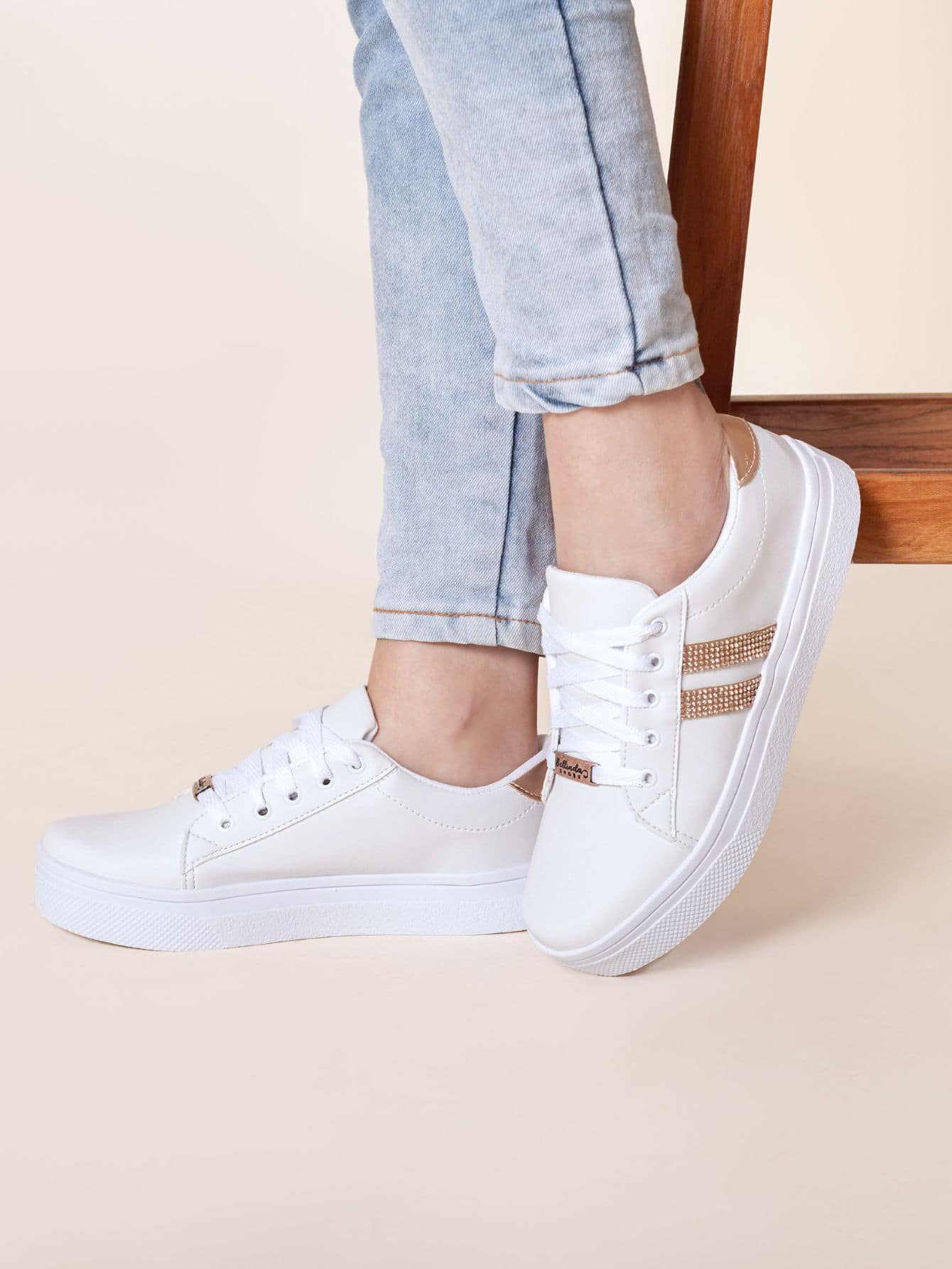 Tênis Casual Sola Alta Com Detalhe Lateral