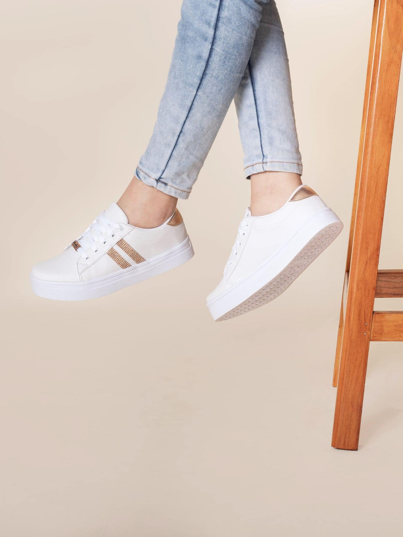 Tênis Casual Sola Alta Com Detalhe Lateral