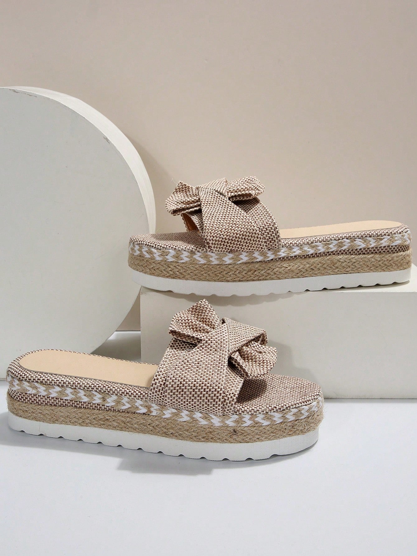 Sandália Flatform Com Laço Pérolas E Detalhes Artesanais