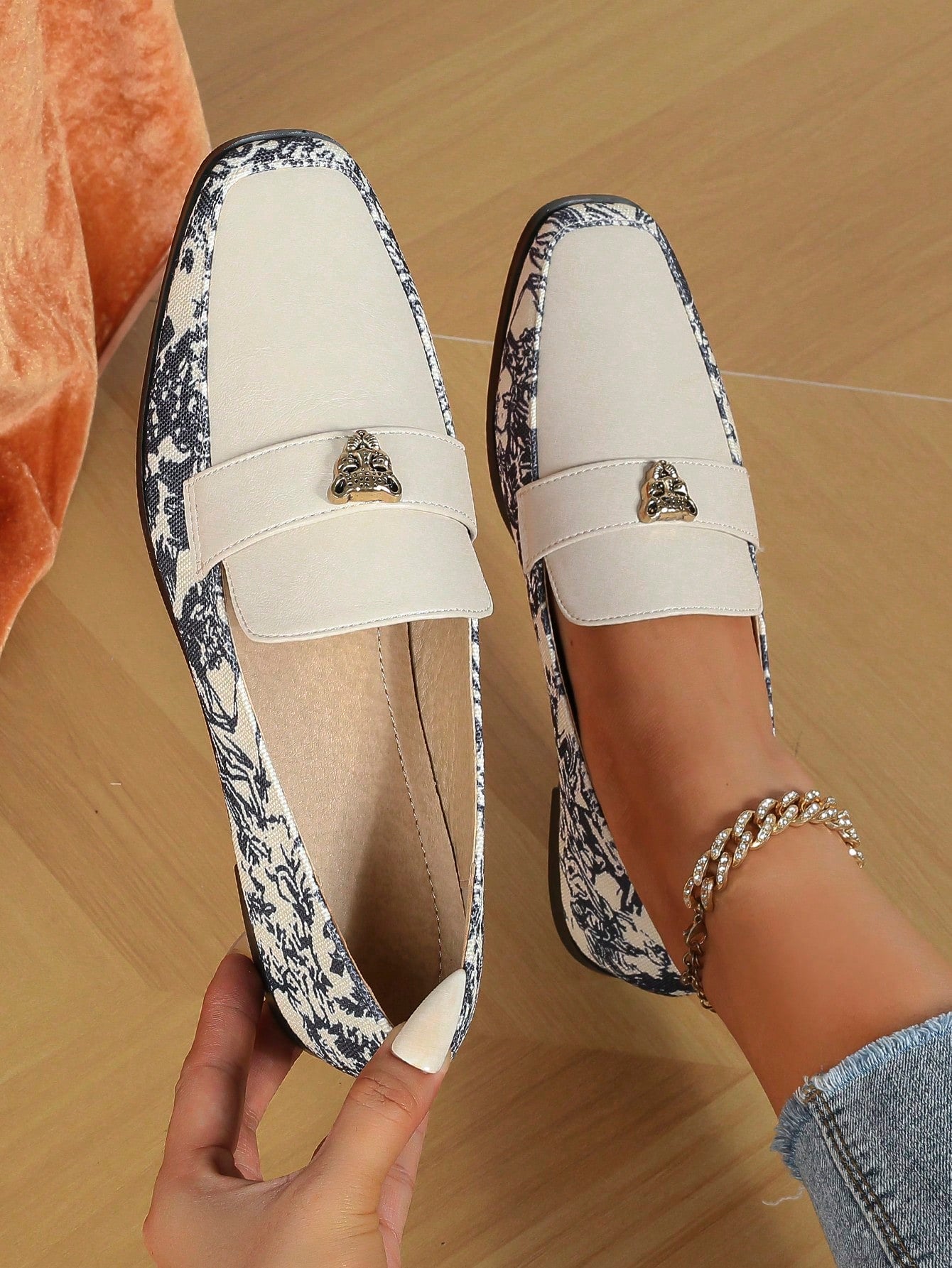 Sapato Mocassim Estampado Com Aplique Metálico Sofisticado