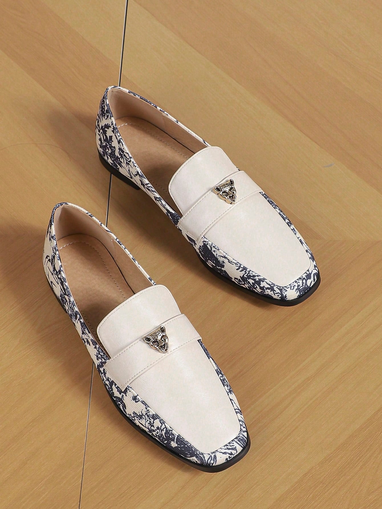 Sapato Mocassim Estampado Com Aplique Metálico Sofisticado