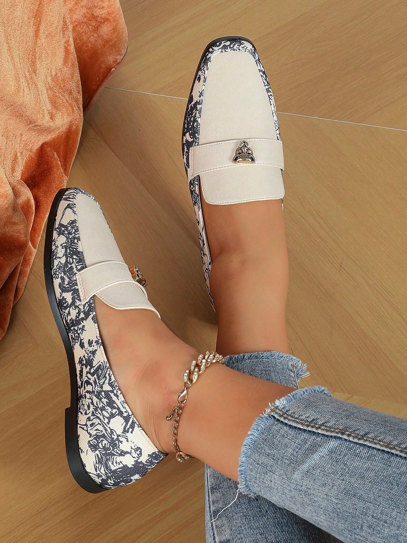 Sapato Mocassim Estampado Com Aplique Metálico Sofisticado