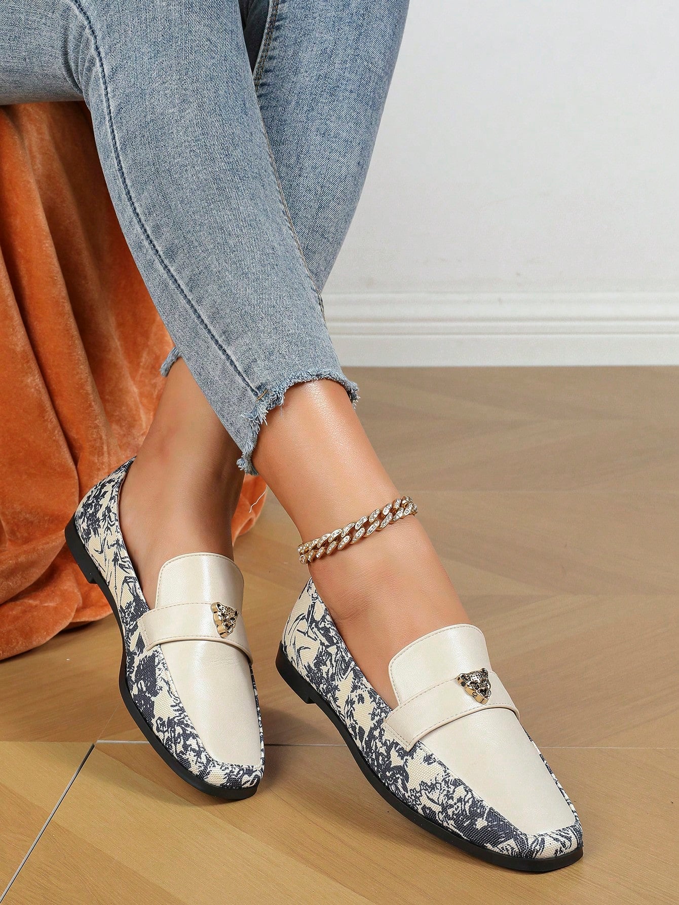 Sapato Mocassim Estampado Com Aplique Metálico Sofisticado