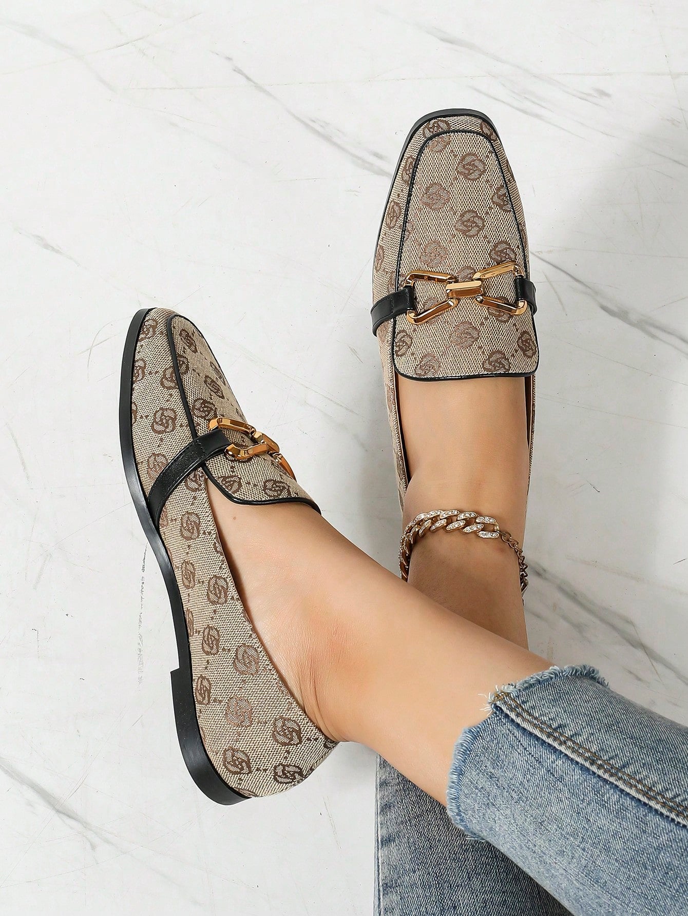 Sapato Mocassim Estampado Com Aplique Metálico Sofisticado