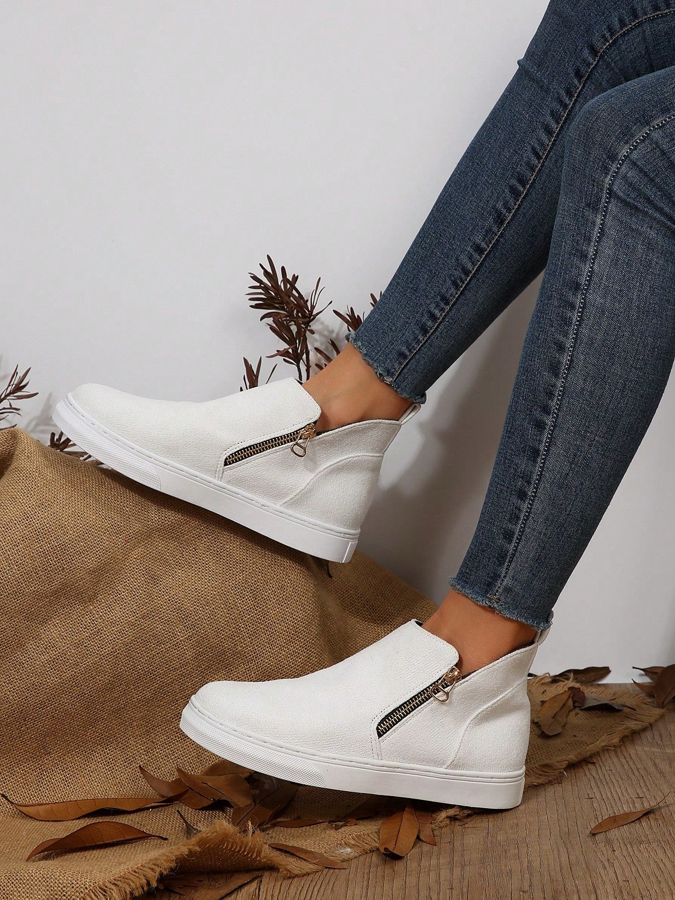 Tênis Slip On Cano Médio Com Zíper Lateral E Solado Flat