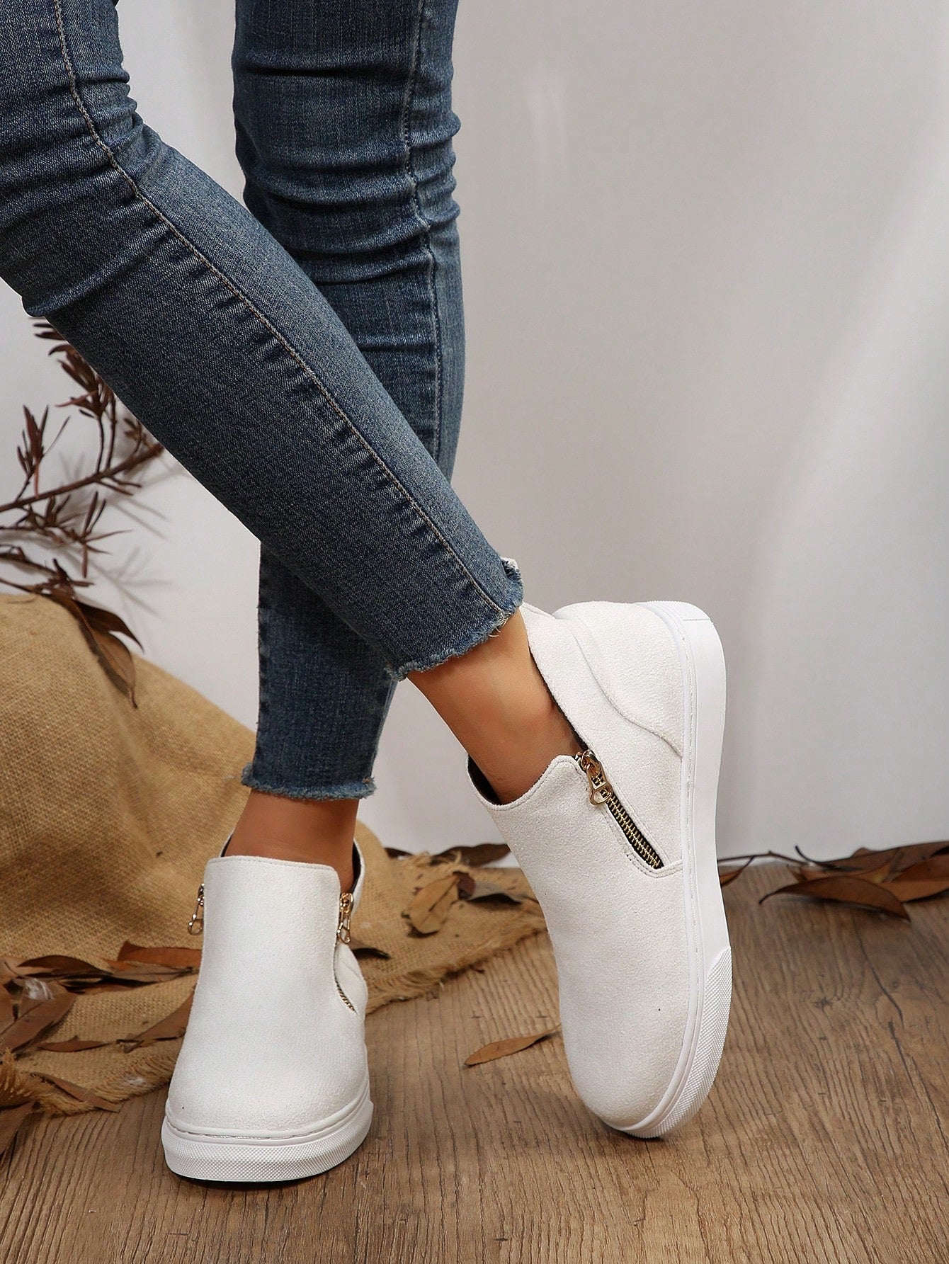 Tênis Slip On Cano Médio Com Zíper Lateral E Solado Flat