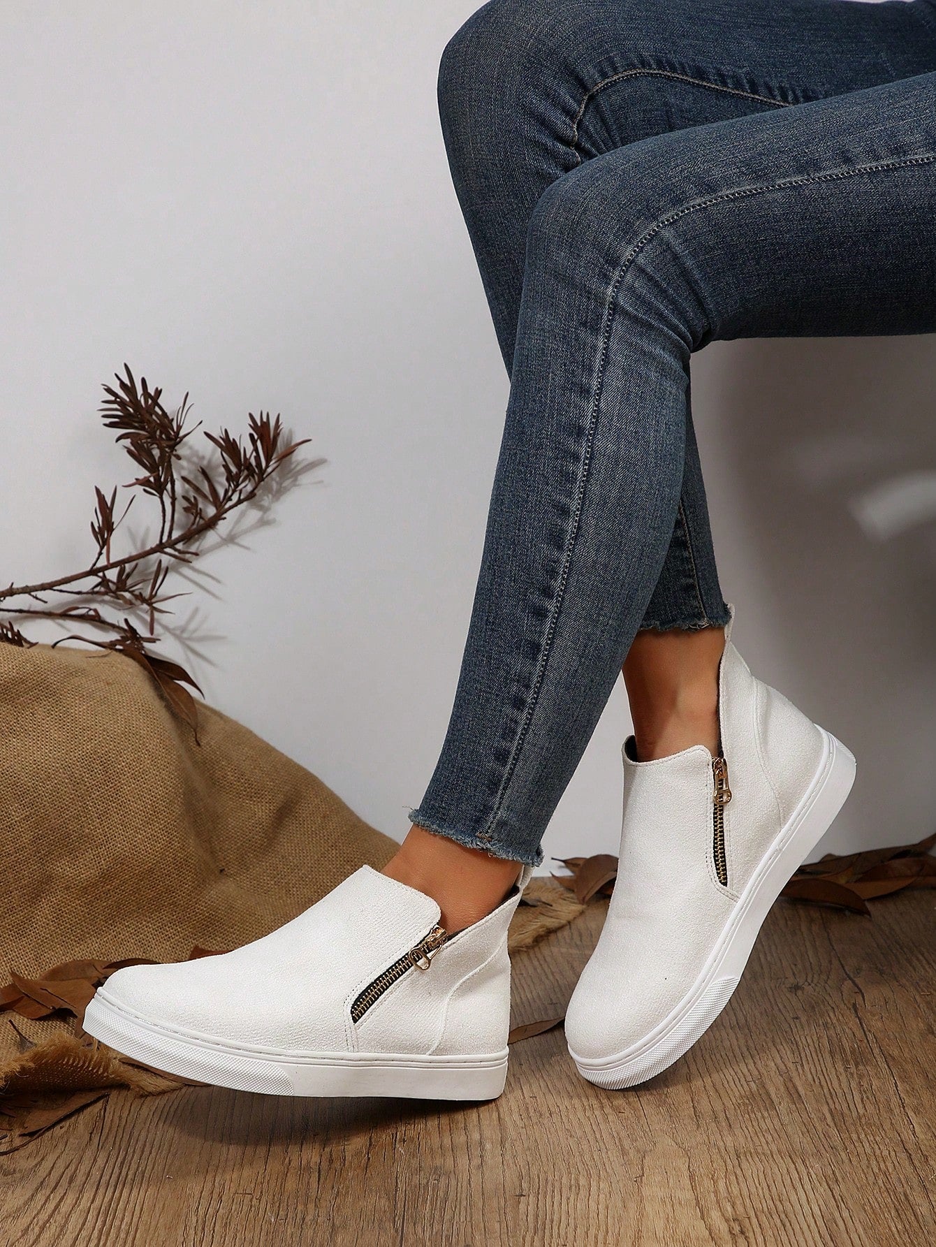 Tênis Slip On Cano Médio Com Zíper Lateral E Solado Flat
