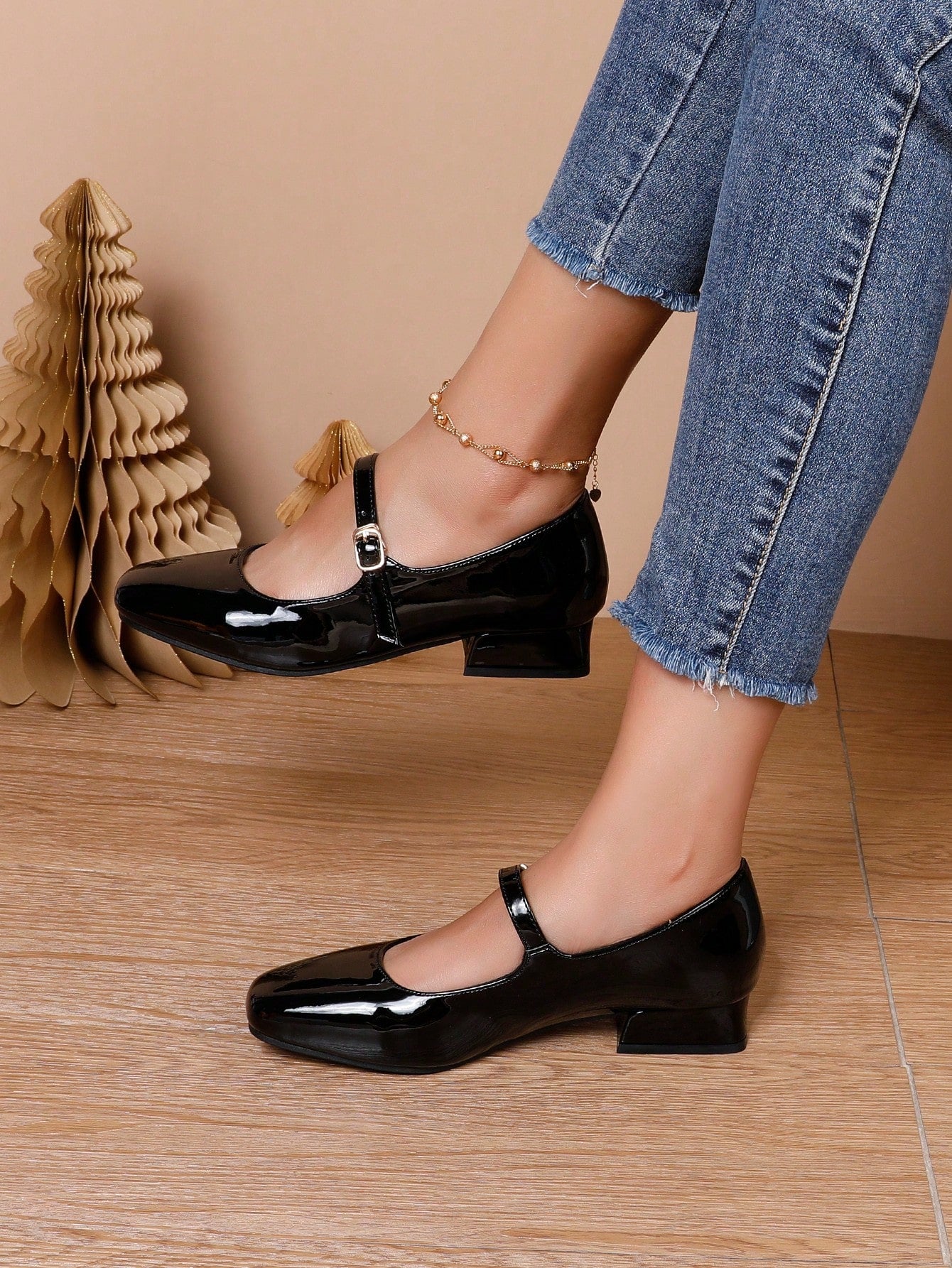 Sapato Verniz Com Tira E Fivela Estilo Boneca