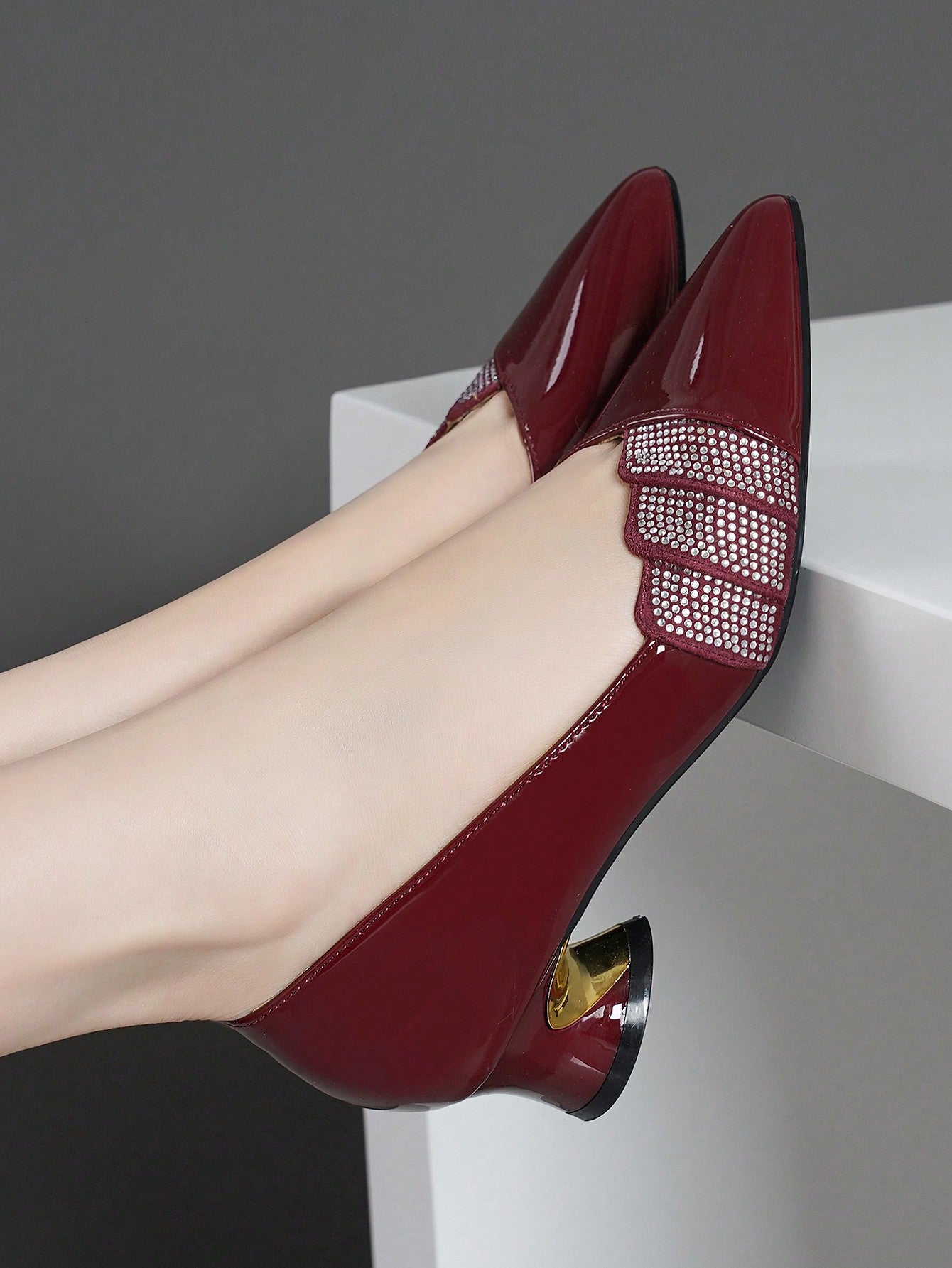 Sapato Verniz Bico Fino Com Detalhe De Strass E Salto