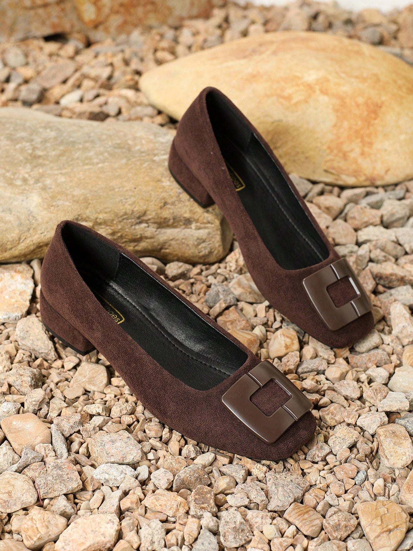 Sapato Camurça Bico Quadrado Com Fivela Estilosa