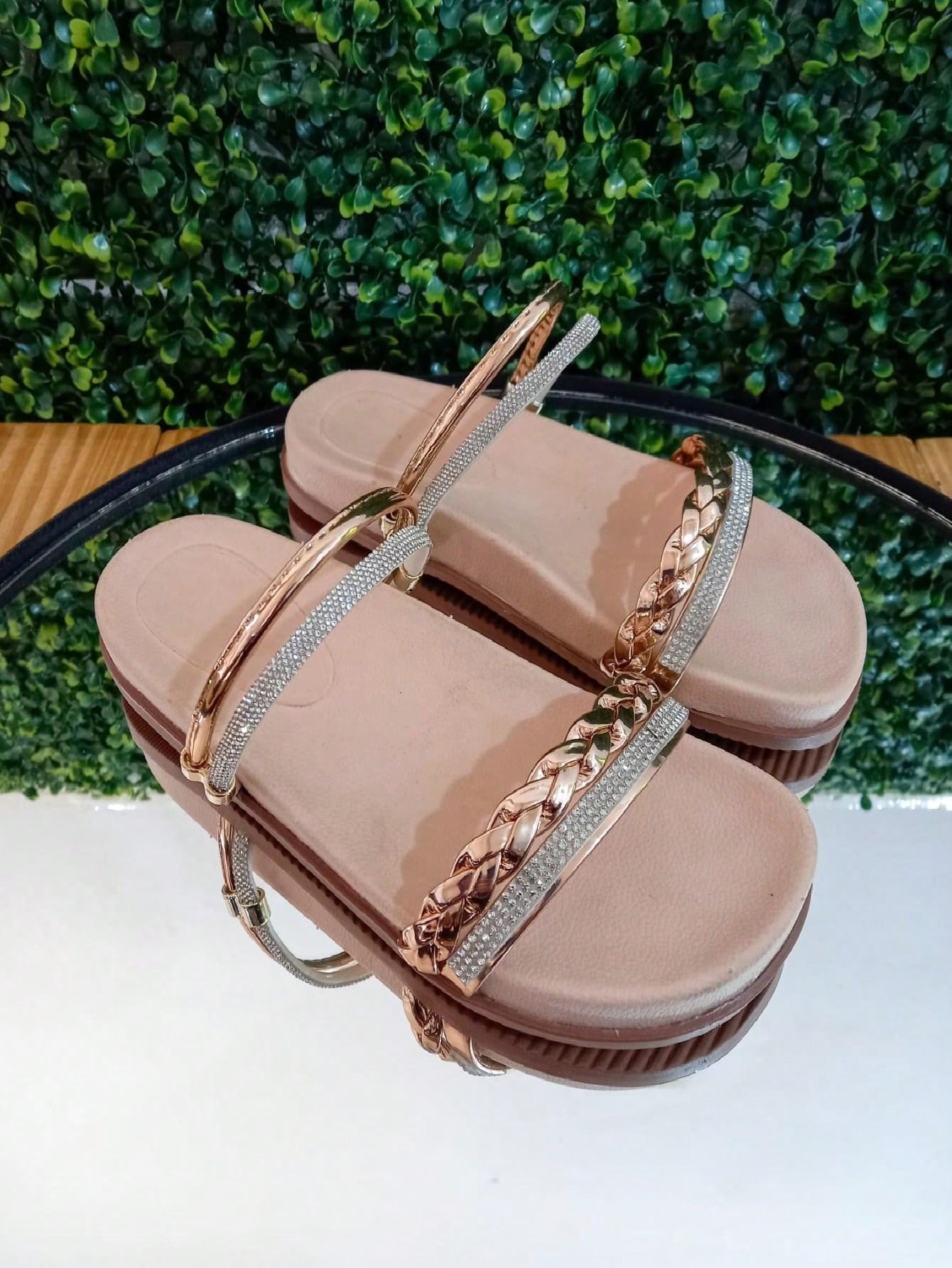 Sandália Flatform Com Tiras Brilhantes E Trança