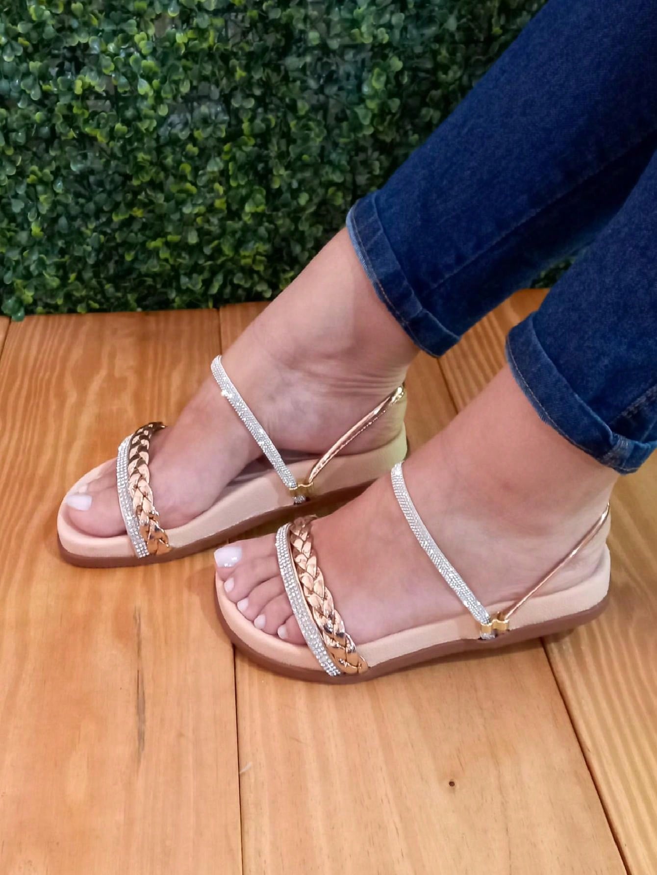 Sandália Flatform Com Tiras Brilhantes E Trança