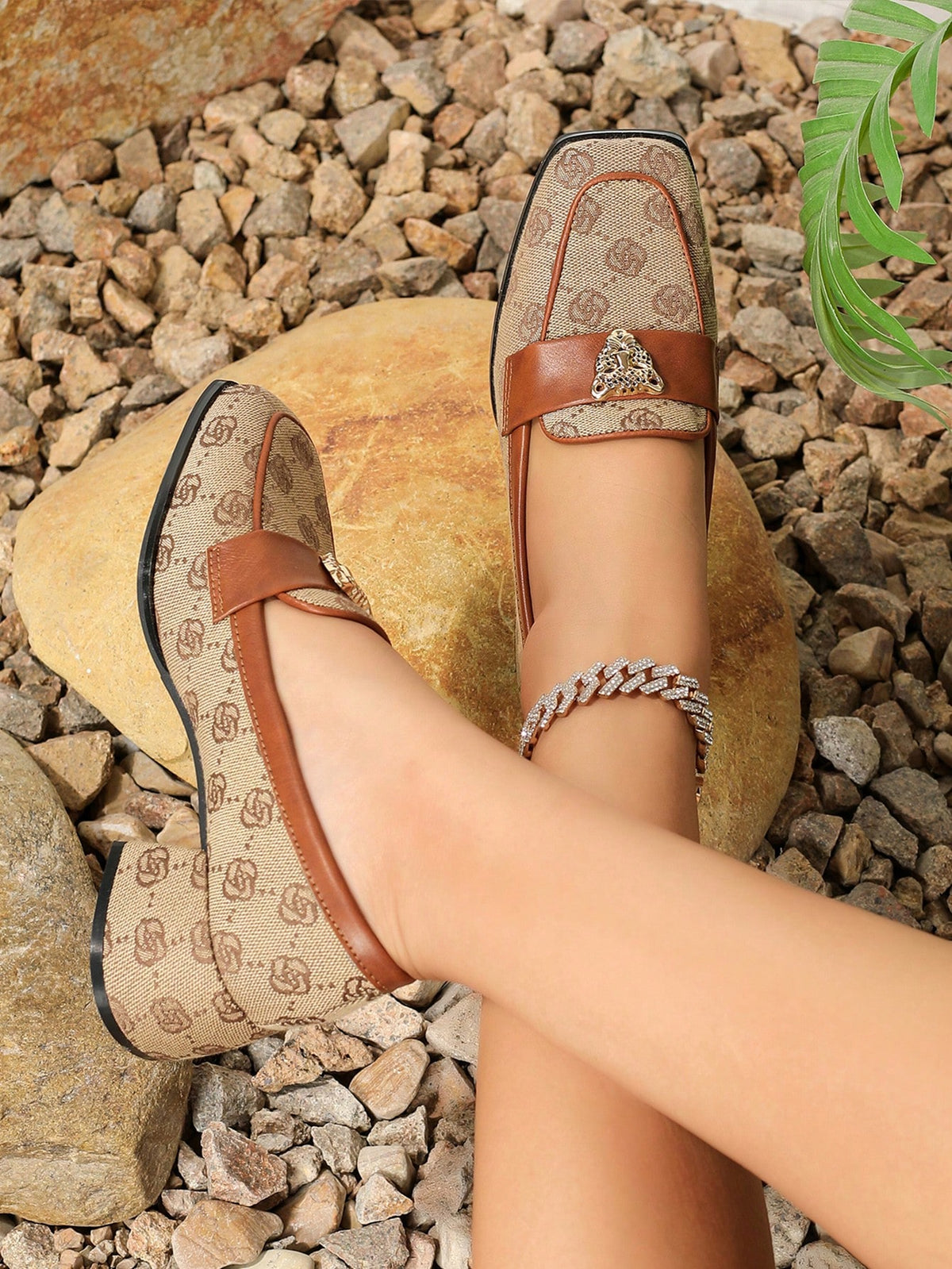 Sapato Mocassim Estampado Com Aplique Metálico E Salto Bloco