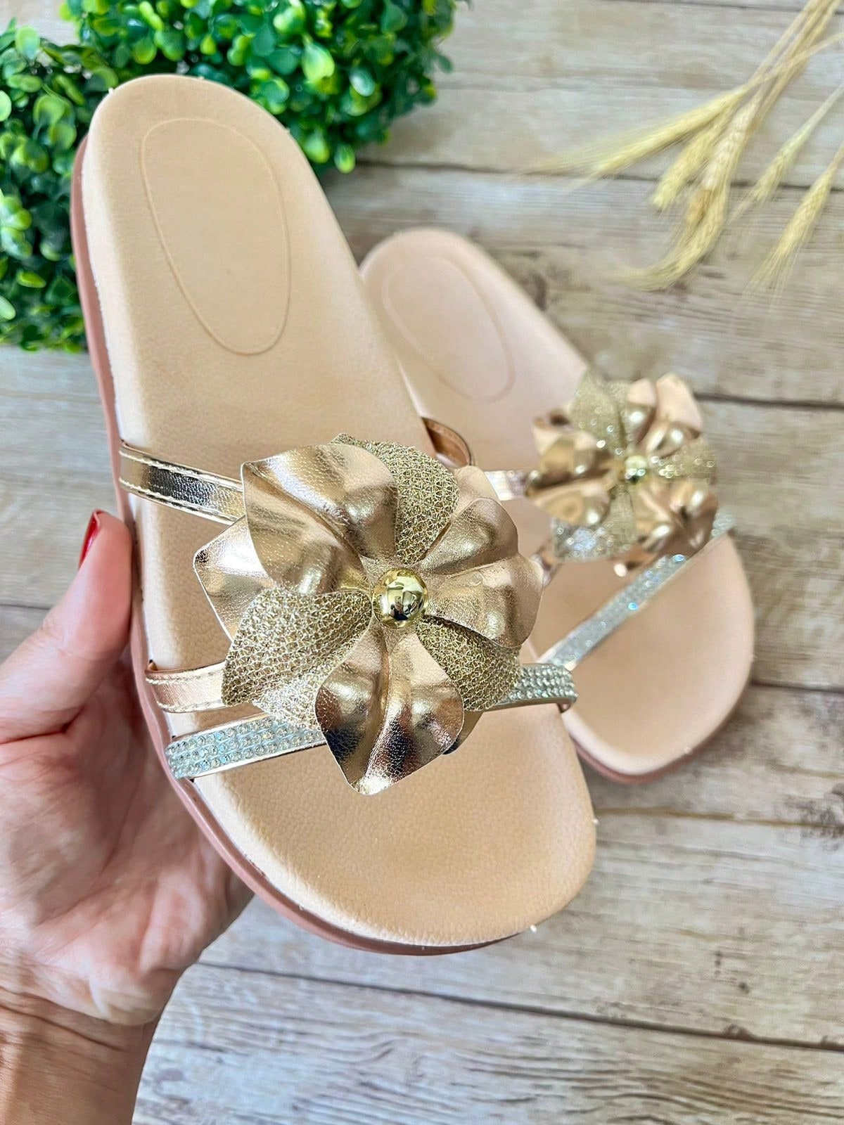 Sandália Rasteira Com Flor Aplicada E Detalhe Brilhante