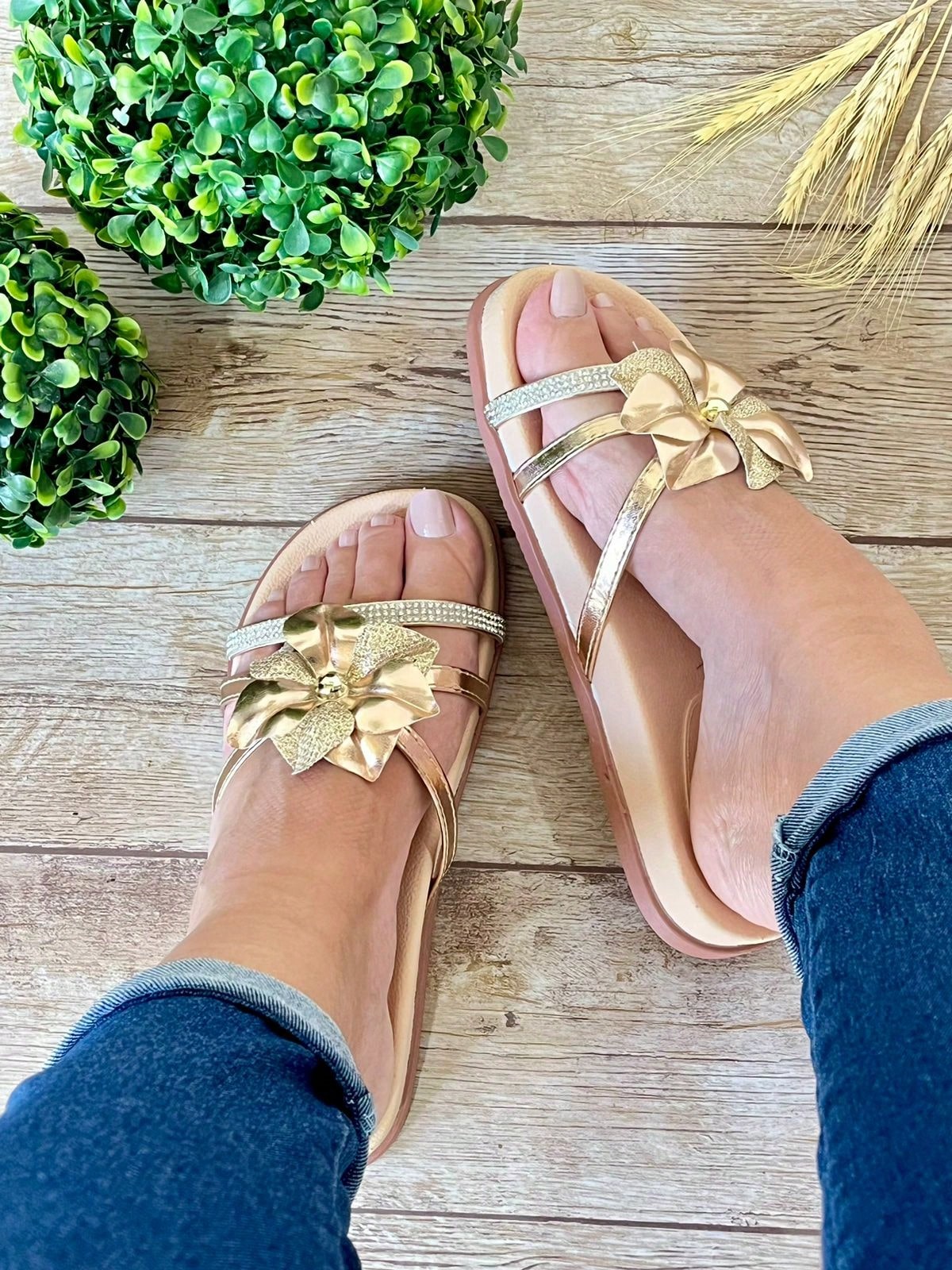 Sandália Rasteira Com Flor Aplicada E Detalhe Brilhante
