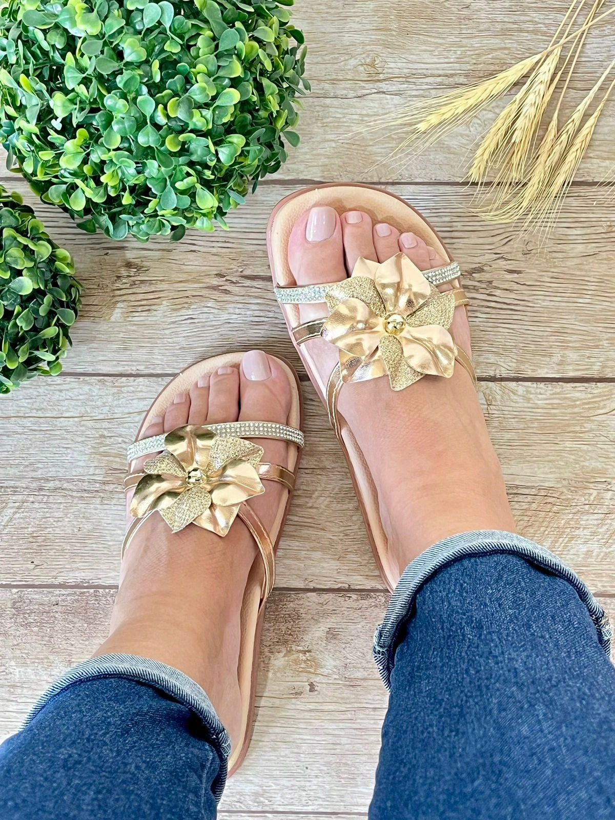Sandália Rasteira Com Flor Aplicada E Detalhe Brilhante