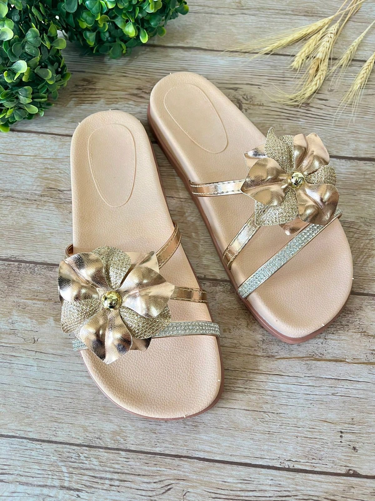 Sandália Rasteira Com Flor Aplicada E Detalhe Brilhante