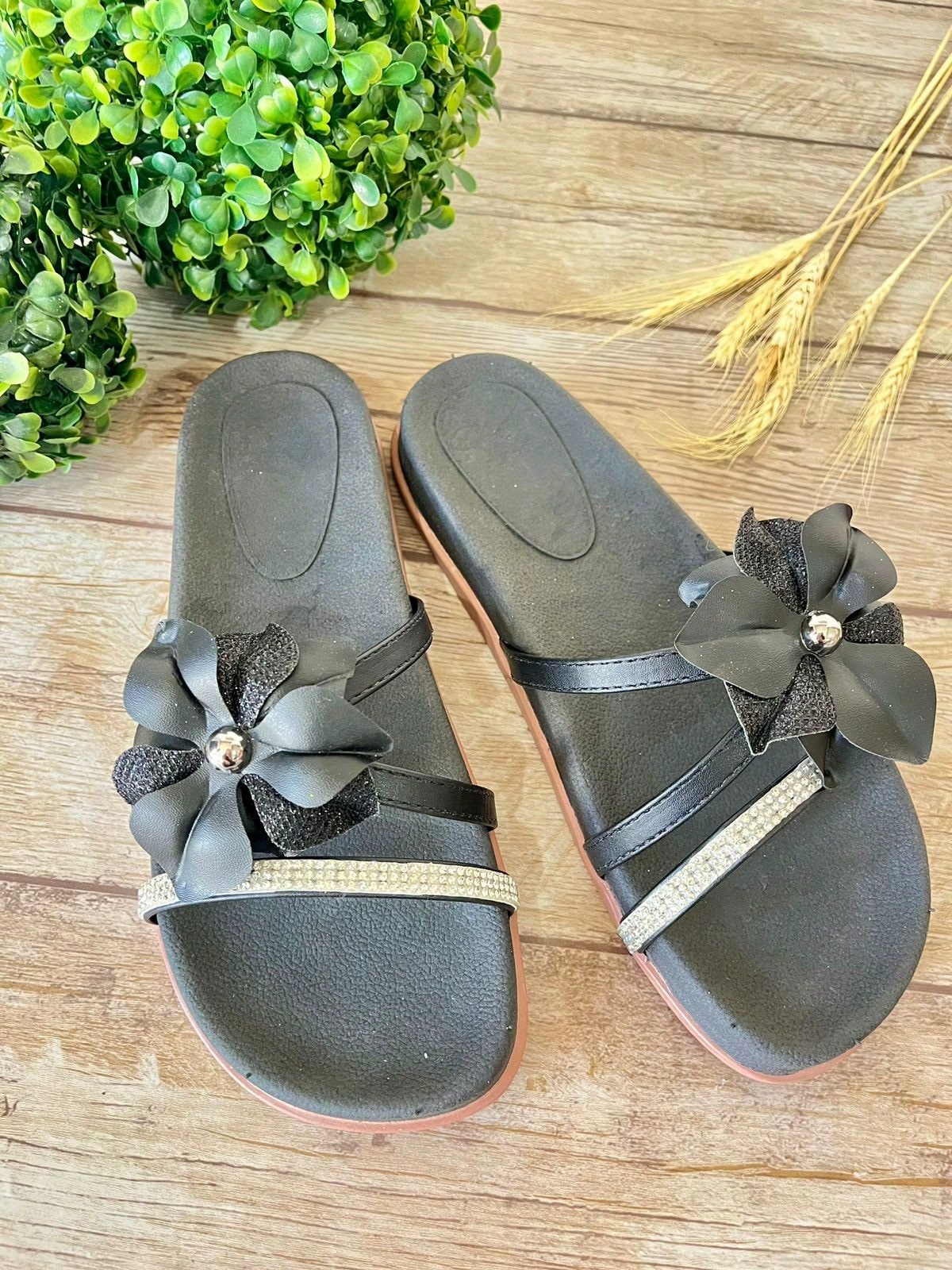 Sandália Rasteira Com Flor Aplicada E Detalhe Brilhante