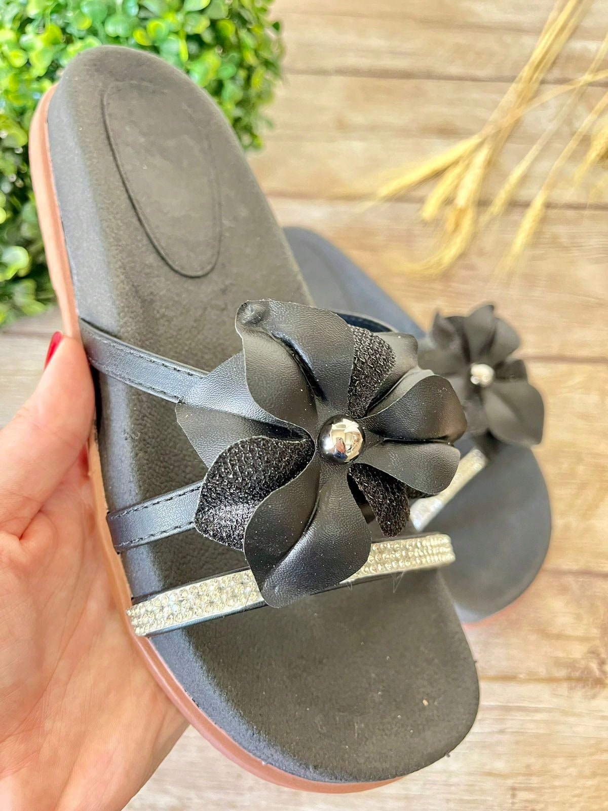 Sandália Rasteira Com Flor Aplicada E Detalhe Brilhante