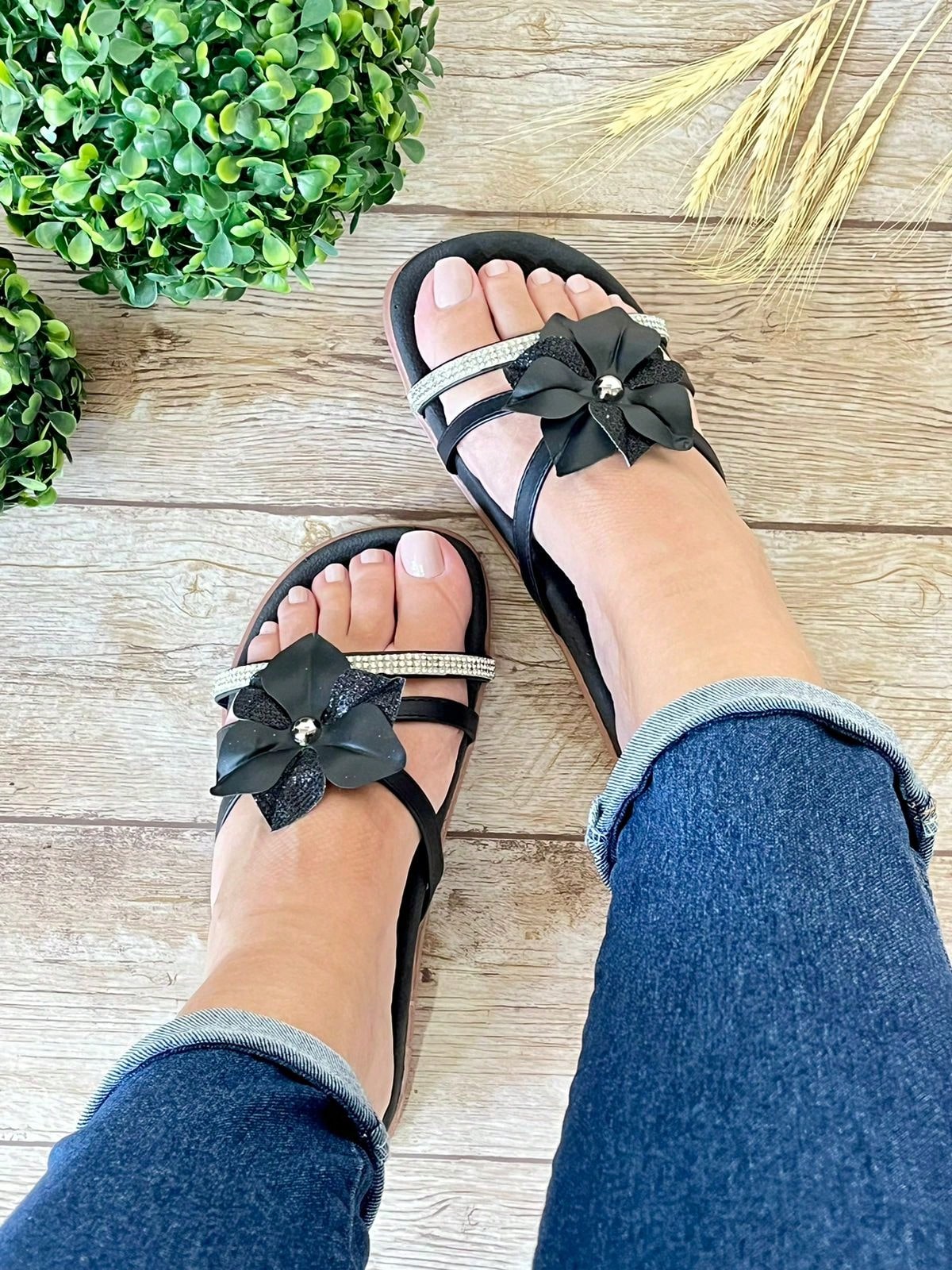 Sandália Rasteira Com Flor Aplicada E Detalhe Brilhante