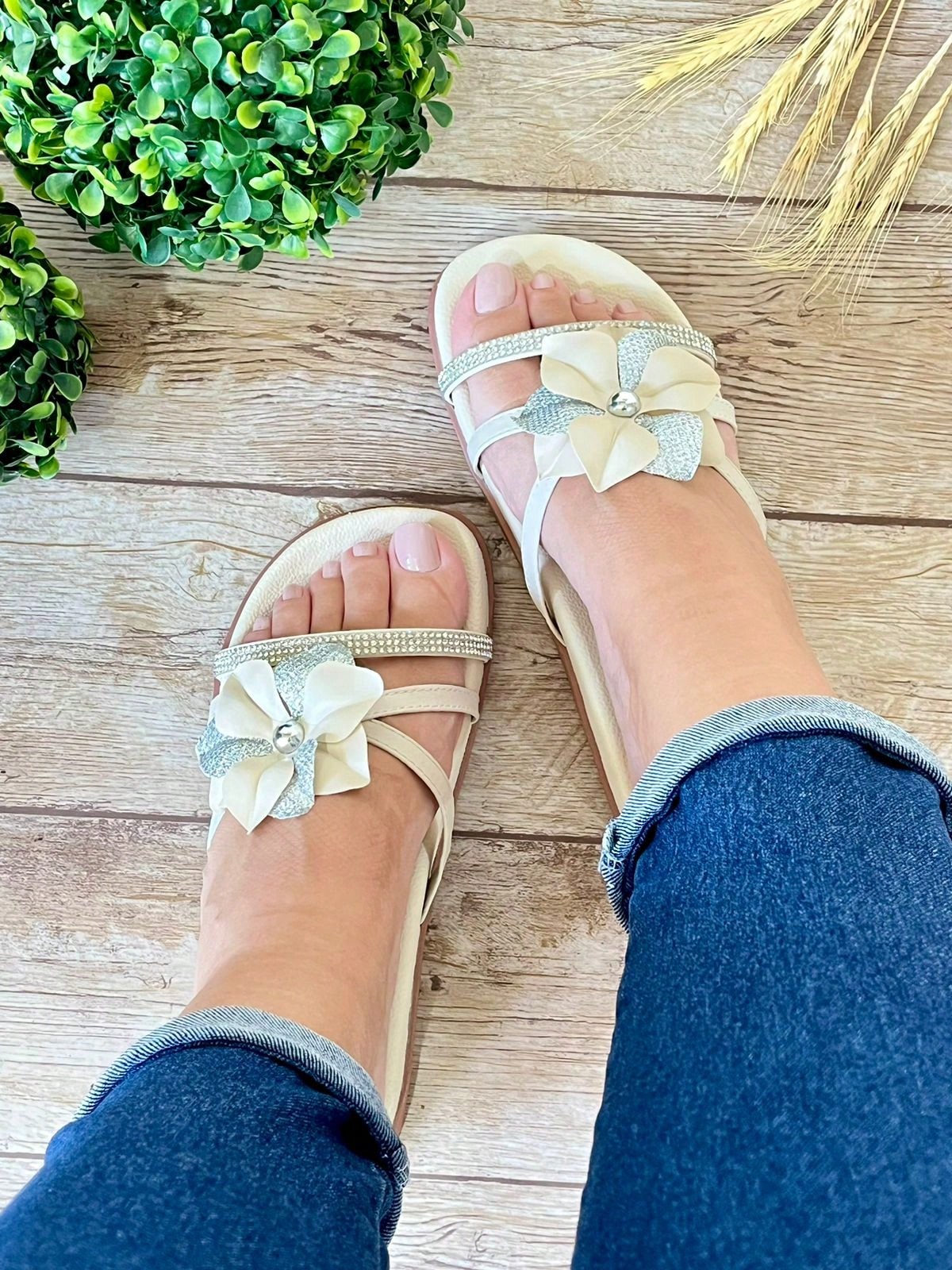 Sandália Rasteira Com Flor Aplicada E Detalhe Brilhante