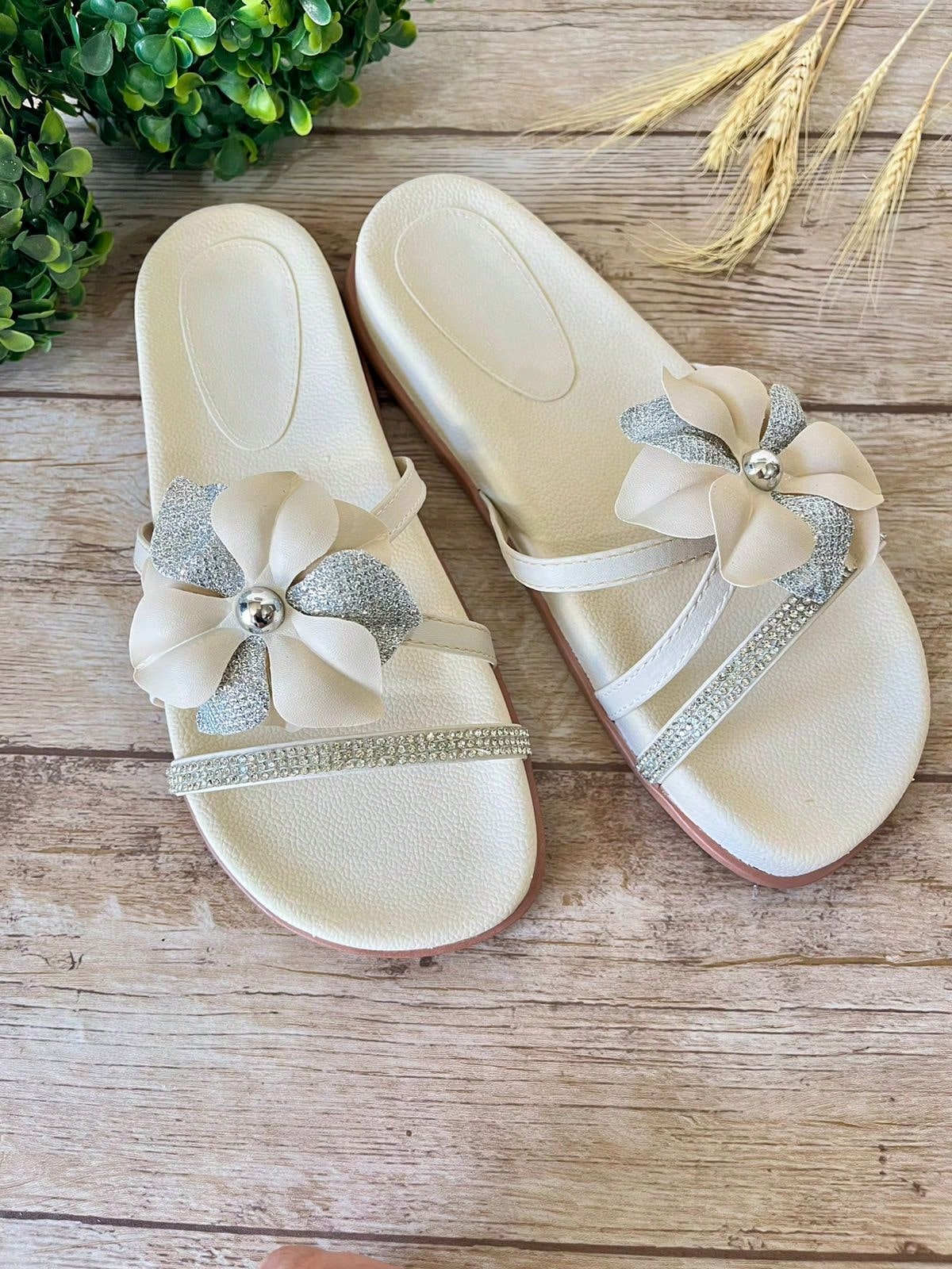 Sandália Rasteira Com Flor Aplicada E Detalhe Brilhante