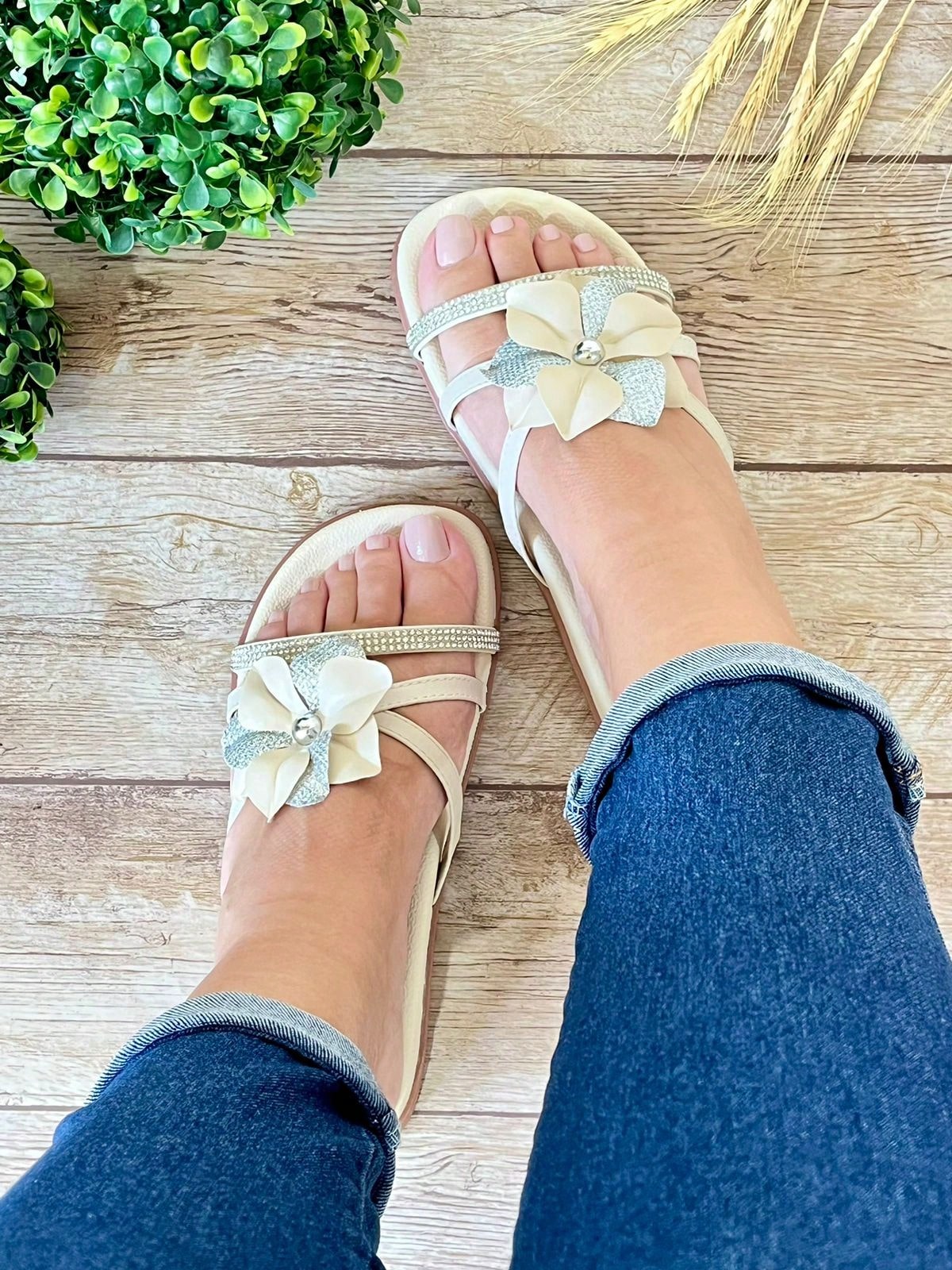 Sandália Rasteira Com Flor Aplicada E Detalhe Brilhante