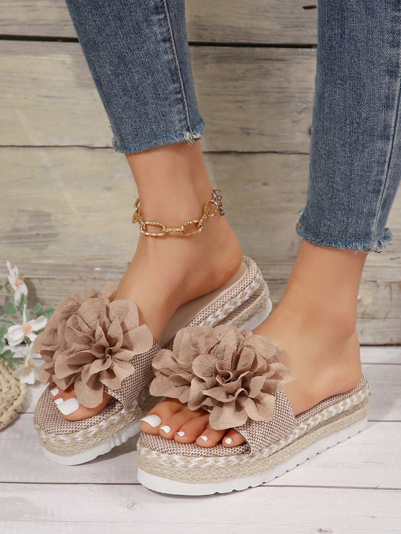 Sandália Flatform Com Flores Aplicadas E Detalhes Artesanais