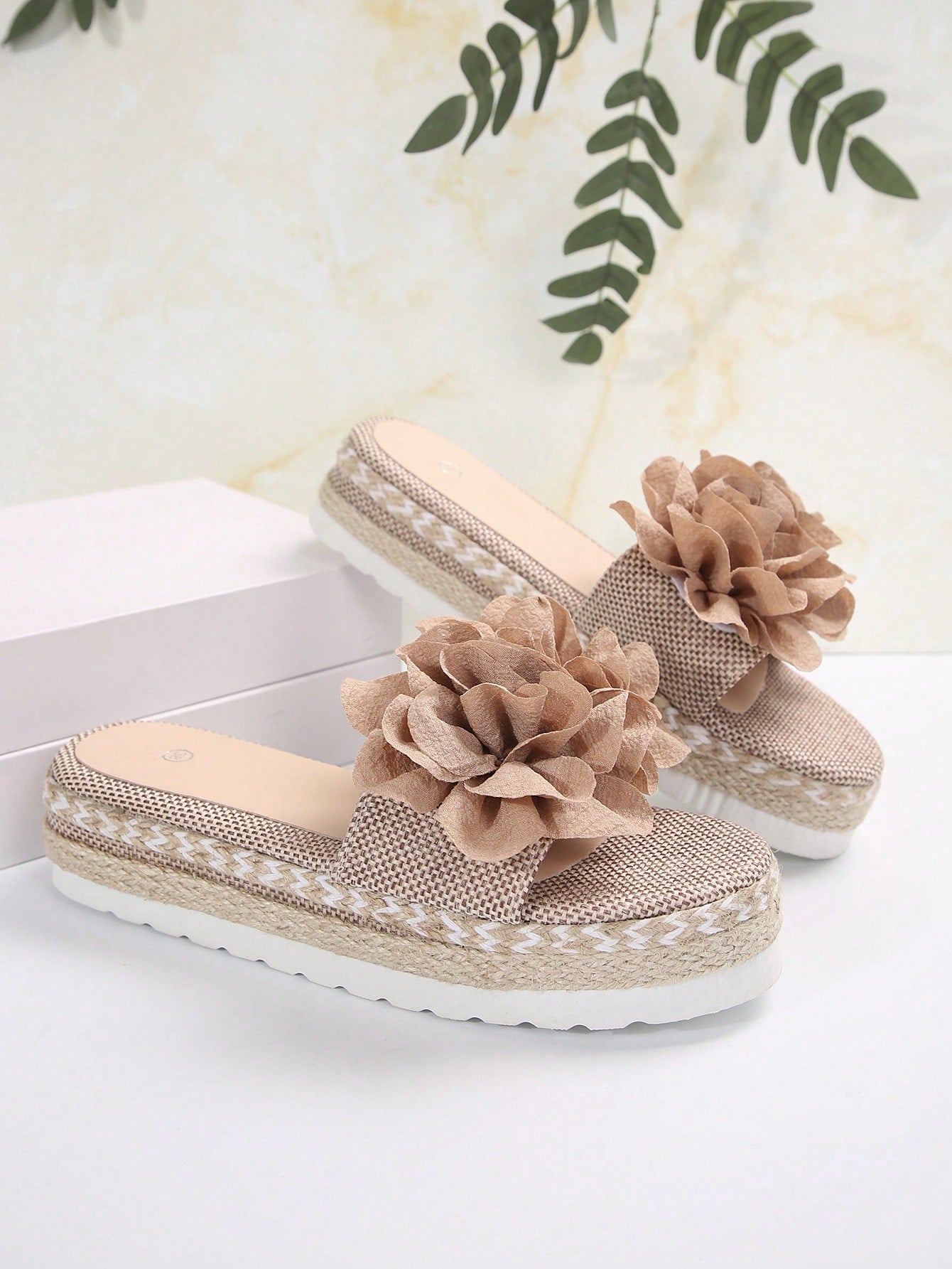 Sandália Flatform Com Flores Aplicadas E Detalhes Artesanais